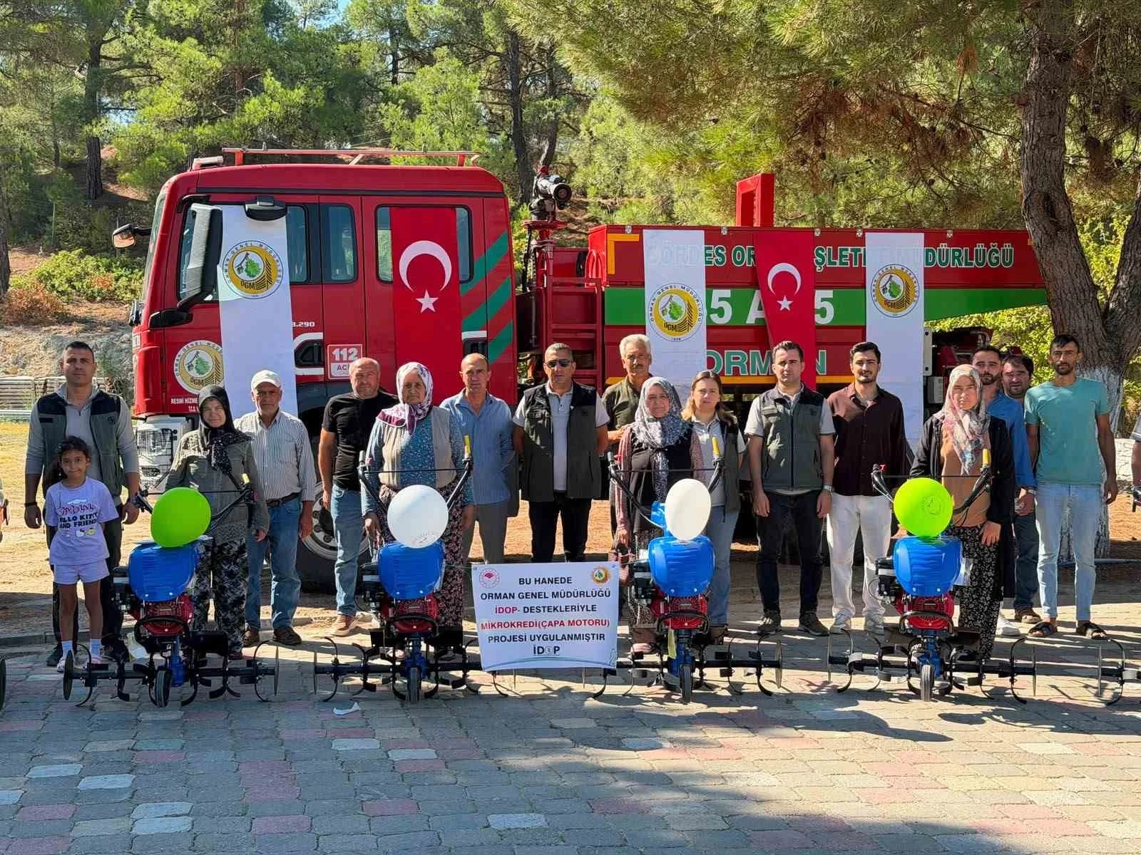 MANİSA’NIN GÖRDES İLÇESİNDE KIRSAL KALKINMANIN DESTEKLENMESİ AMACIYLA KADIN ÜRETİCİLERE YÜZDE 100 HİBELİ ÇAPA MOTORU DESTEĞİ SAĞLANDI. FUNDACIK, KARAYAĞCI VE TÜPÜLER MAHALLELERİNDE 15 HANEYE ÇAPA MOTORU TESLİM EDİLDİ.