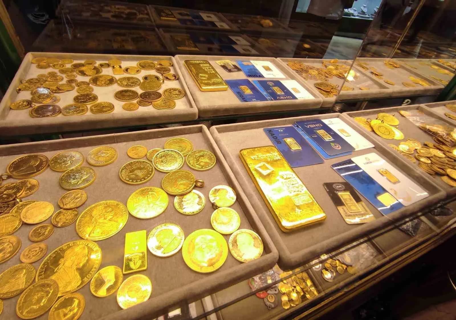 DOLARIN KÜRESEL ZAYIFLAMASI VE ABD HAZİNESİ’NİN TAHVİL GERİ ALIM PROGRAMINI ARTIRMASIYLA YÜKSELİŞİ DESTEKLENEN ALTIN ONS, 4 BİN 565 DOLARI GÖRDÜ. İÇ PİYASADA GRAM ALTIN 7 BİN LİRAYI AŞTI.