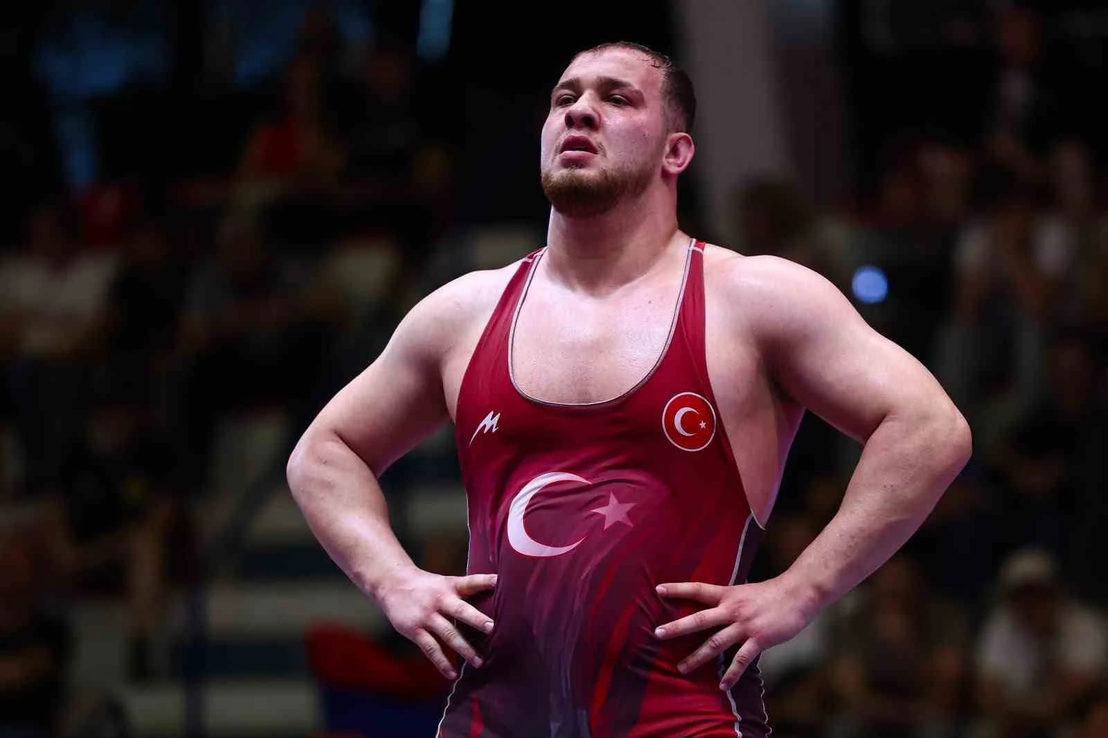 AKDENİZ OYUNLARI’NDA SERBEST STİL 125 KİLODA MİNDERE ÇIKAN MİLLİ GÜREŞÇİ HAKAN BÜYÜKÇINGIL, MISIRLI RAKİBİ ABDELRAHMAN MOHAMMED HAİTHAM'I YENEREK ŞAMPİYONLUĞA ULAŞTI.