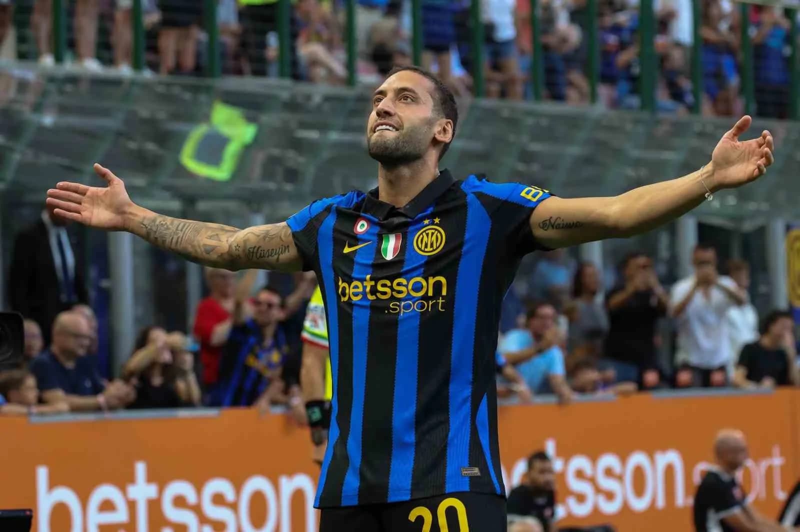 İTALYA SERİE A'NIN İLK HAFTASINDA INTER, MONZA'YI EVİNDE 4-1 MAĞLUP EDERKEN, MAÇIN İLK GOLÜNÜ MİLLİ OYUNCU HAKAN ÇALHANOĞLU KAYDETTİ.