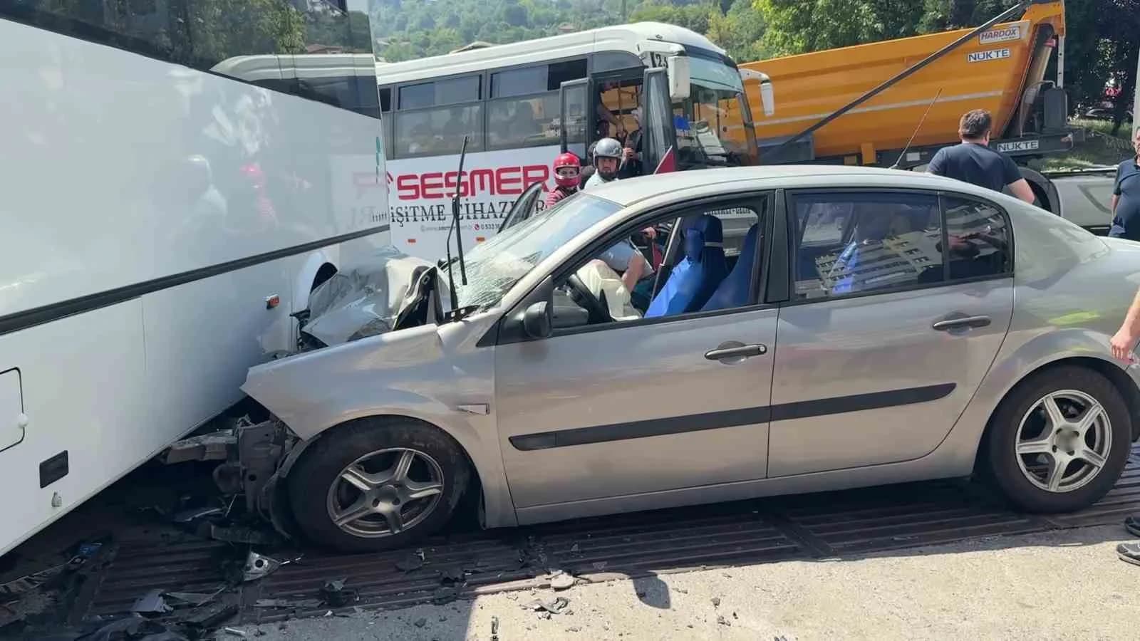 ZONGULDAK'IN KİLİMLİ İLÇESİNDE MEYDANA GELEN TRAFİK KAZASINDA ÖZEL HALK OTOBÜSÜ İLE OTOMOBİLİN ÇARPIŞMASI SONUCU 7 KİŞİ YARALANDI.