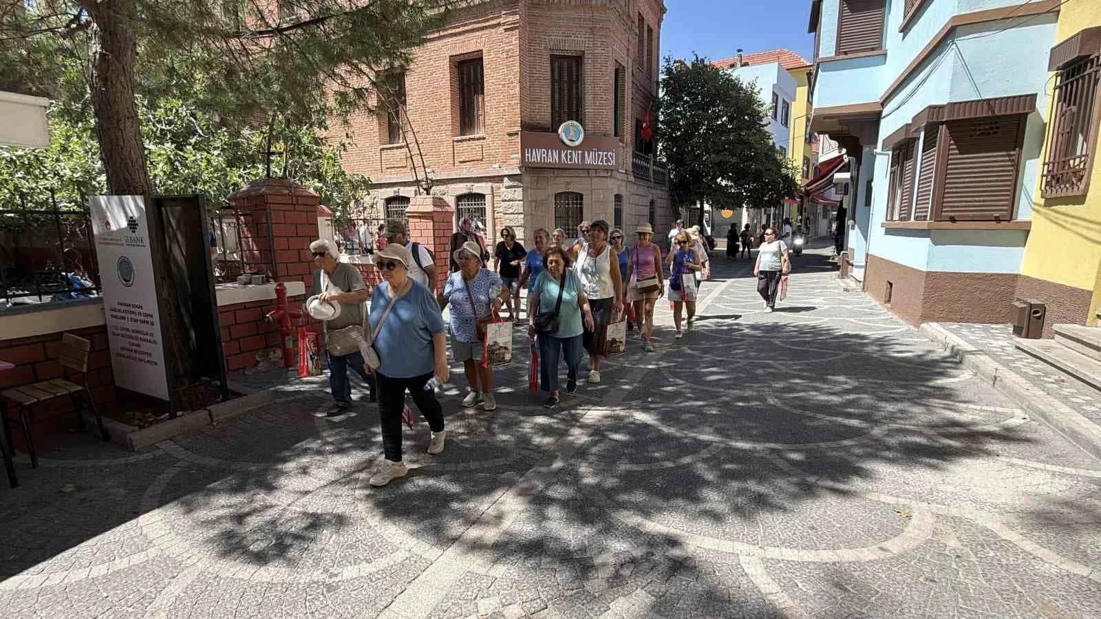 BALIKESİR'İN HAVRAN BELEDİYESİ VE TURİZM SEKTÖRÜNÜN İŞ BİRLİĞİYLE DÜZENLENEN ORGANİZASYONDA YERLİ TURİSTLER, COĞRAFİ İŞARETLİ HAVRAN SİYAH İNCİRİNİN HASADINA KATILARAK İLÇENİN TARİHİ, KÜLTÜREL VE GASTRONOMİK DEĞERLERİNİ YAKINDAN TANIMA FIRSATI BULDU. BELEDİYE BAŞKANI EMİN ERSOY, TURİZM HAREKETLİLİĞİNİ ARTIRMAYI HEDEFLEDİKLERİNİ SÖYLEDİ.