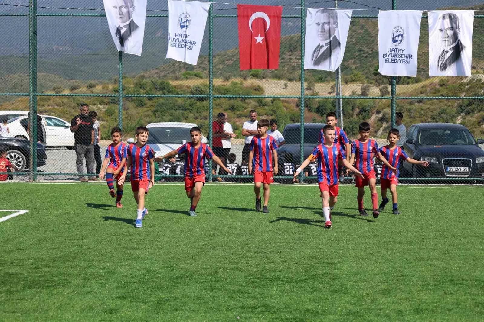ANTAKYA’NIN YAYLACIK MAHALLESİ’NDE HİZMETE AÇILAN HALI SAHADA DÜZENLENEN FUTBOL TURNUVASINDA GENÇLER BİR ARAYA GELDİ.