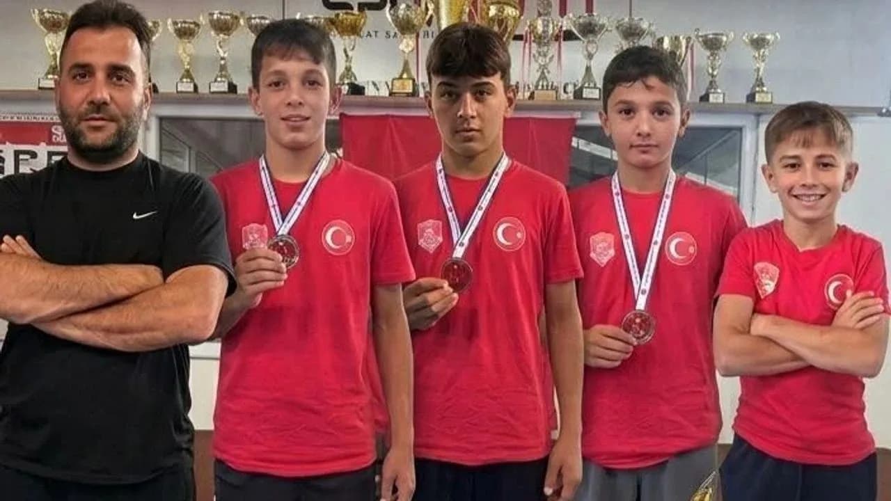 DÜNYA VE AVRUPA ŞAMPİYONU MİLLİ GÜREŞÇİ HÜSEYİN AKBAŞ’IN KÖYÜ ÇEVRELİ’DEN YETİŞEN 4 SPORCU, BURSA’DA DÜZENLENECEK U14 MİLLİ TAKIM HAZIRLIK KAMPI KADROSUNA DAVET EDİLDİ.