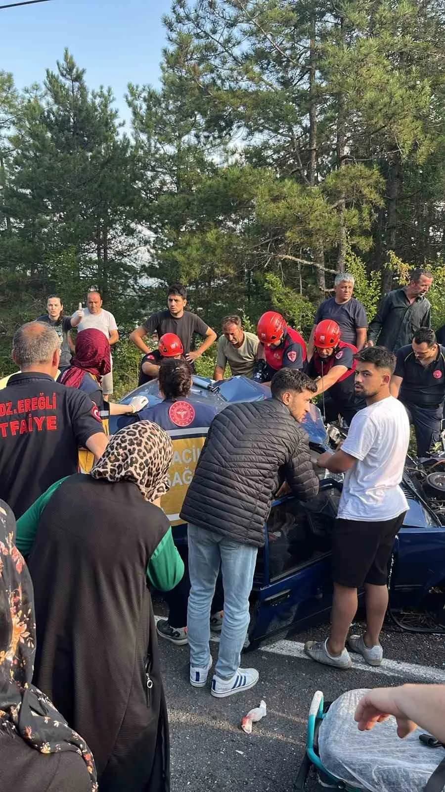 ZONGULDAK'IN KARADENİZ EREĞLİ İLÇESİNDE İŞÇİ SERVİSİ İLE OTOMOBİLİN ÇARPIŞTIĞI TRAFİK KAZASINDA 1'İ AĞIR 4 KİŞİ YARALANDI.