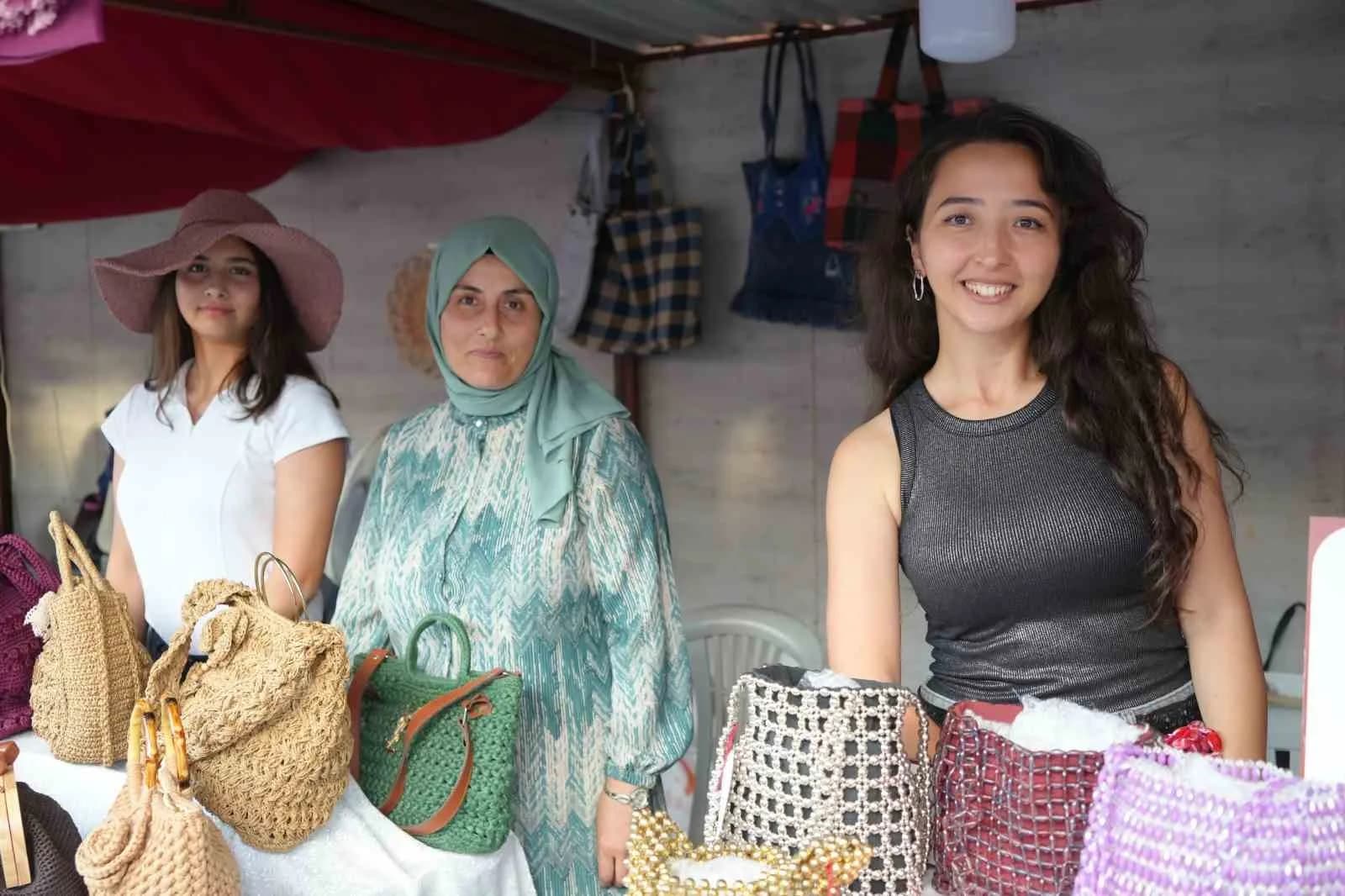 KADIN EMEĞİ FESTİVALİ’NİN 5’İNCİ GÜNÜNDE, KADIN ÜRETİCİLERİN EL EMEĞİYLE HAZIRLADIĞI ÜRÜNLER VATANDAŞLARIN BEĞENİSİNE SUNULMAYA DEVAM EDİYOR.
