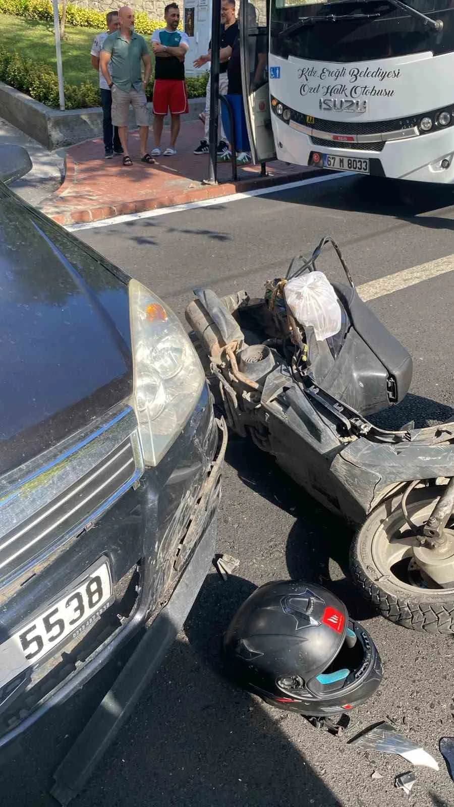 ZONGULDAK’IN KARADENİZ EREĞLİ İLÇESİNDE, DÖNÜŞ YAPILMASININ YASAK OLDUĞU NOKTADA MANEVRA YAPMAK İSTEYEN OTOMOBİL İLE KURYE MOTOSİKLETİ ÇARPIŞTI. KAZADA MOTOSİKLET SÜRÜCÜSÜ YARALANDI.