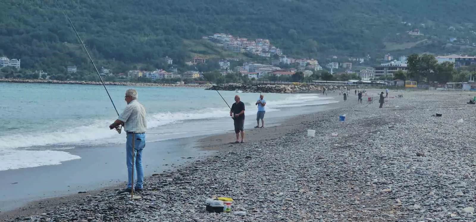 KASTAMONU’DA AV YASAĞININ KALKMASIYLA BİRLİKTE OLTASINI ALAN AMATÖR BALIKÇILAR, BALIK TUTMAYA KOŞTU. BALIK BOLLUĞUNUN YAŞANDIĞI KARADENİZ’DE OLTASINI ATAN KOVASINI İSTAVRİT İLE DOLDURDU.