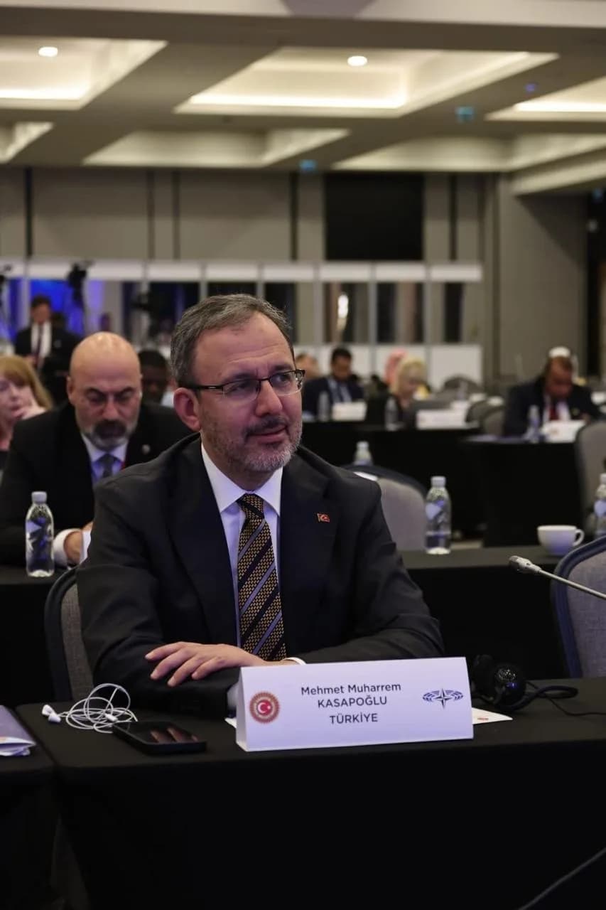 ÖNCEKİ DÖNEM GENÇLİK VE SPOR BAKANI, AK PARTİ İZMİR MİLLETVEKİLİ MEHMET MUHARREM KASAPOĞLU, BARCELONA’NIN KKTC’NİN BAŞKENTİ LEFKOŞA’DA DÜZENLEMEYİ PLANLADIĞI GENÇLİK FUTBOL AKADEMİ KAMPININ GÜNEY KIBRIS RUM YÖNETİMİ VE RUM KURUMLARININ YOĞUN BASKILARI NETİCESİNDE TAKVİMDEN ÇIKARILMASIYLA İLGİLİ "ÇOCUKLARIN HAYALLERİNE DAHİ DİKENLİ TEL ÇEKMEK İÇİN UĞRAŞ VEREN BU İLKEL ZİHNİYETİ KINIYORUM" İFADELERİNİ KULLANDI.