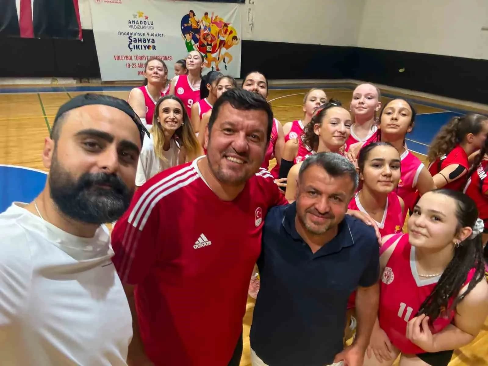 ANADOLU YILDIZLAR LİGİ (ANALİG) TÜRKİYE FİNAL ETABI’NDA MÜCADELE EDEN KAYSERİ KIZ VOLEYBOL TAKIMI, AMASYA’DA SERGİLEDİĞİ BAŞARILI PERFORMANSLA TÜRKİYE ÜÇÜNCÜSÜ OLDU.