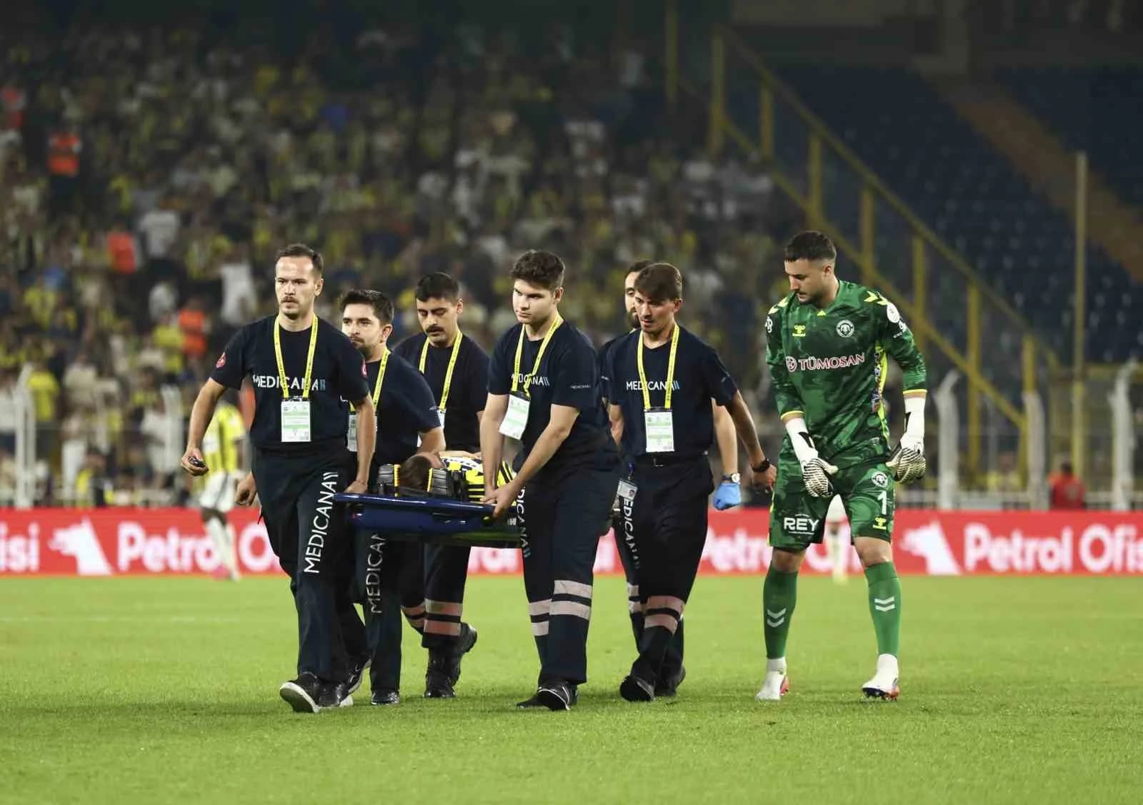 FENERBAHÇE’NİN KONYASPOR İLE OYNADIĞI MAÇTA KEREM AKTÜRKOĞLU, HAVA TOPU MÜCADELESİ SONRASI YERDE KALIRKEN, SAHAYI SEDYEYLE TERK ETTİ.