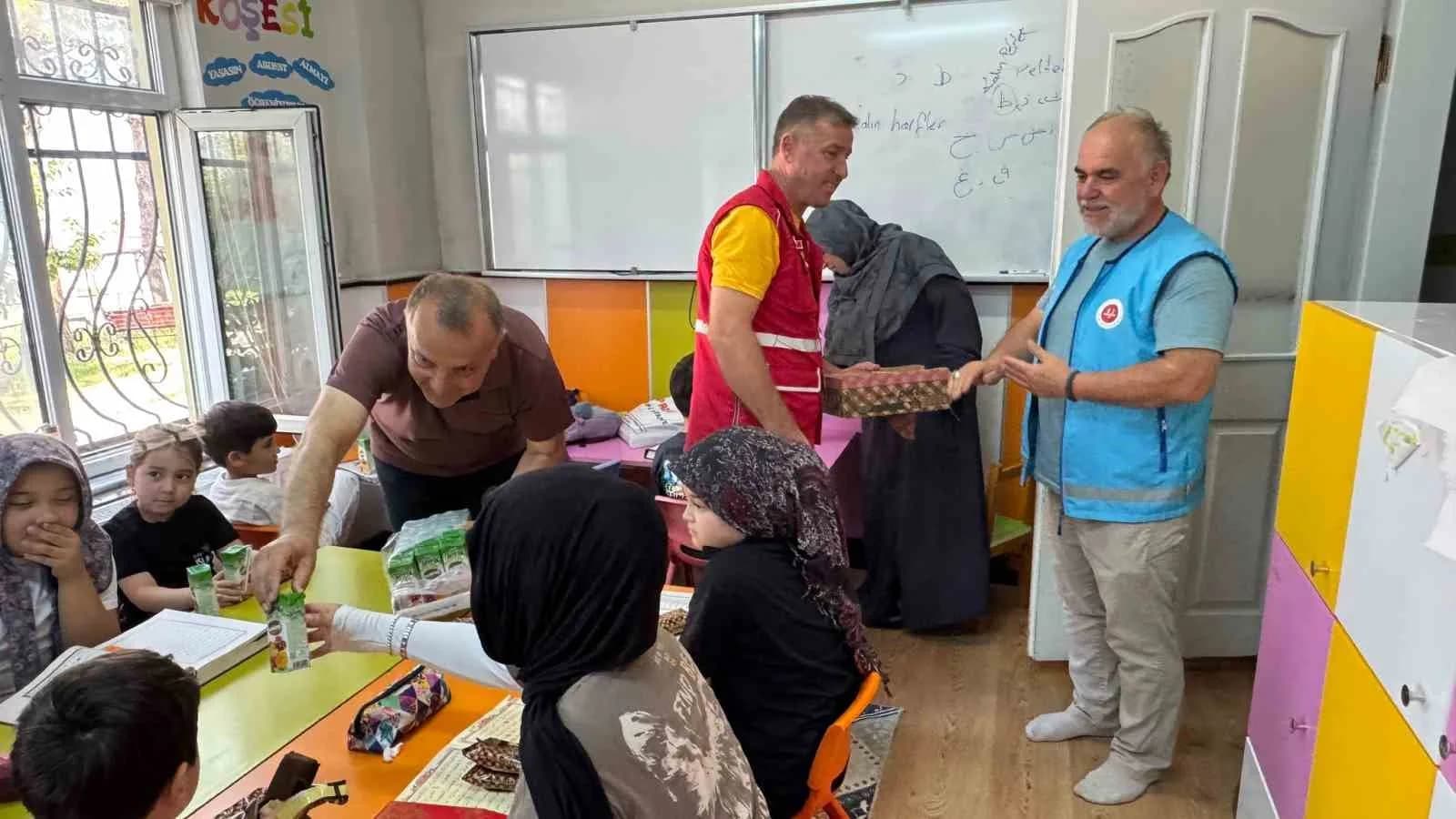 ZONGULDAK (İHA) - TÜRK KIZILAY ALAPLI ŞUBESİ, İLÇEDEKİ YAZ KUR'AN KURSLARINI ZİYARET EDEREK YAKLAŞIK 200 ÖĞRENCİYE KEK VE SOĞUK İÇECEK İKRAMINDA BULUNDU.