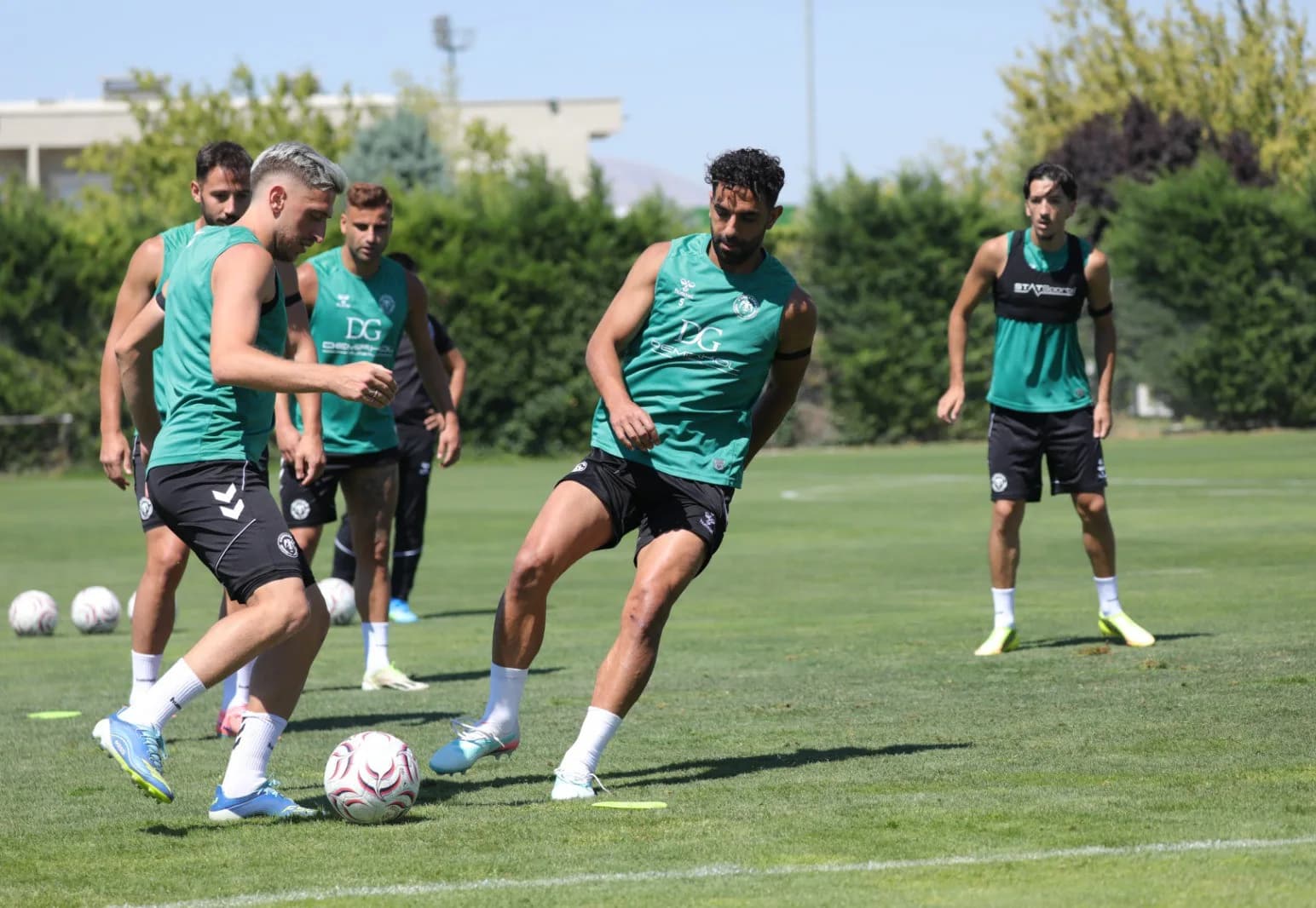 KONYASPOR, TRENDYOL SÜPER LİG'İN 2. HAFTASINDA YARIN SAAT 21.30'DA FENERBAHÇE İLE DEPLASMANDA OYNAYACAĞI KARŞILAŞMANIN SON ÇALIŞMASINI YAPTI.