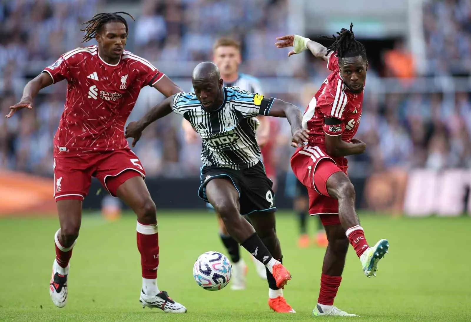 LİVERPOOL, İNGİLTERE PREMİER LİG'İN İLK HAFTASINDA NEWCASTLE UNİTED İLE 2-2 BERABERE KALIRKEN, EŞİTLİK GOLÜNÜ 90+9'DA PENALTIDAN KAYDETTİ.