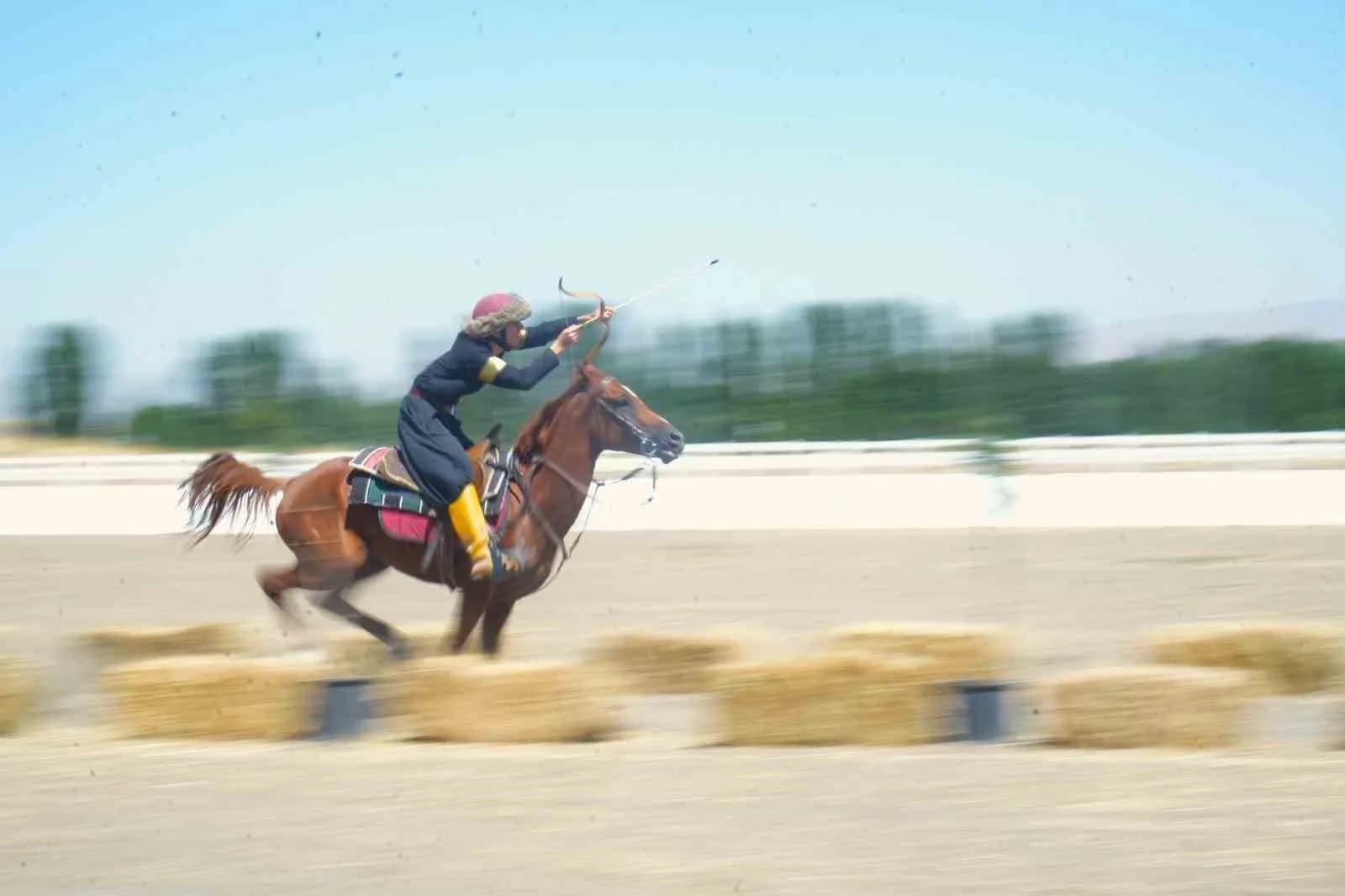 MALAZGİRT ZAFERİ’NİN 955’İNCİ YIL DÖNÜMÜ ETKİNLİKLERİ KAPSAMINDA MUŞ’UN MALAZGİRT İLÇESİNDE, TÜRKİYE GELENEKSEL ATLI SPOR DALLARI FEDERASYONU TARAFINDAN DÜZENLENEN ATLI OKÇULUK TÜRKİYE ŞAMPİYONASI 3 HEDEFLİ KABAK BENDİ FİNAL MÜSABAKASI GERÇEKLEŞTİRİLDİ.