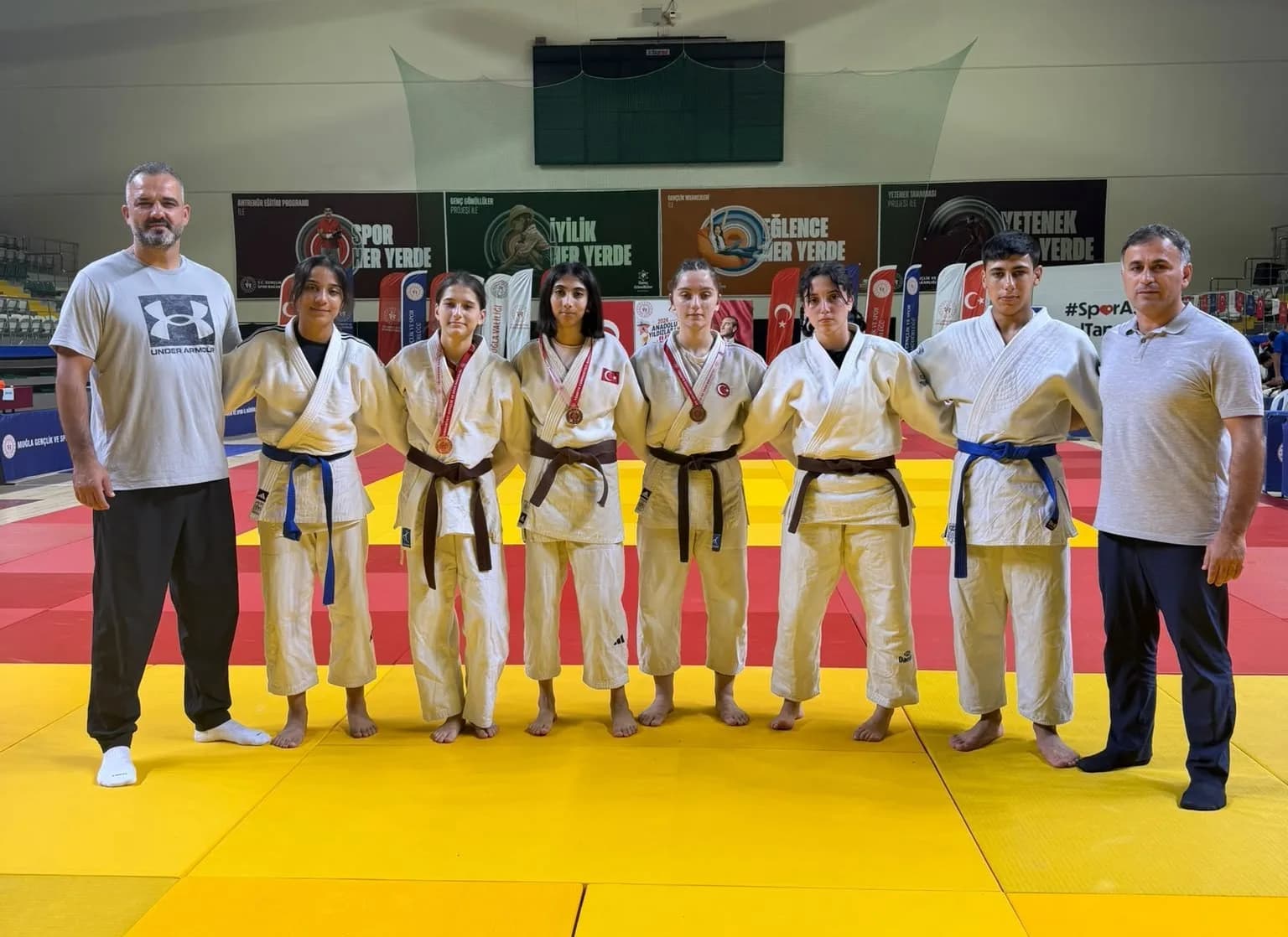 GENÇLİK VE SPOR BAKANLIĞI TARAFINDAN MUĞLA’DA DÜZENLENEN ANADOLU YILDIZLAR LİGİ (ANALİG) JUDO TÜRKİYE BİRİNCİLİĞİ FİNAL MÜSABAKALARINDA MANİSA KIZ İL KARMASI, 3 BRONZ MADALYA KAZANARAK ÖNEMLİ BİR BAŞARIYA İMZA ATTI.