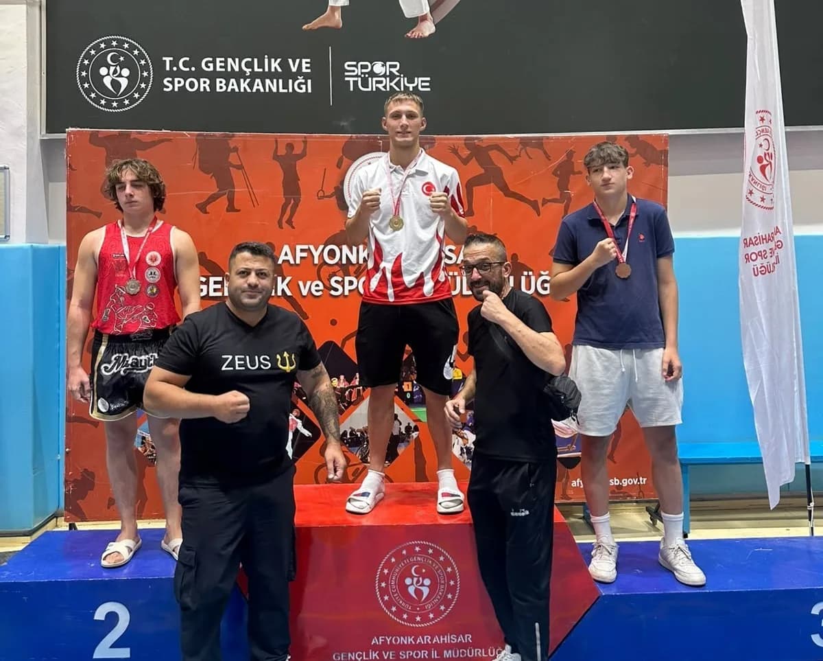 AFYONKARAHİSAR’DA 45 İLDEN 386 SPORCUNUN KATILIMIYLA DÜZENLENEN 30 AĞUSTOS MUAYTHAİ ZAFER KUPASI’NDA MANİSA’YI TEMSİL EDEN SPORCULAR, 1 ALTIN, 1 GÜMÜŞ VE 2 BRONZ OLMAK ÜZERE TOPLAM 4 MADALYA KAZANARAK BÜYÜK BAŞARI ELDE ETTİ.