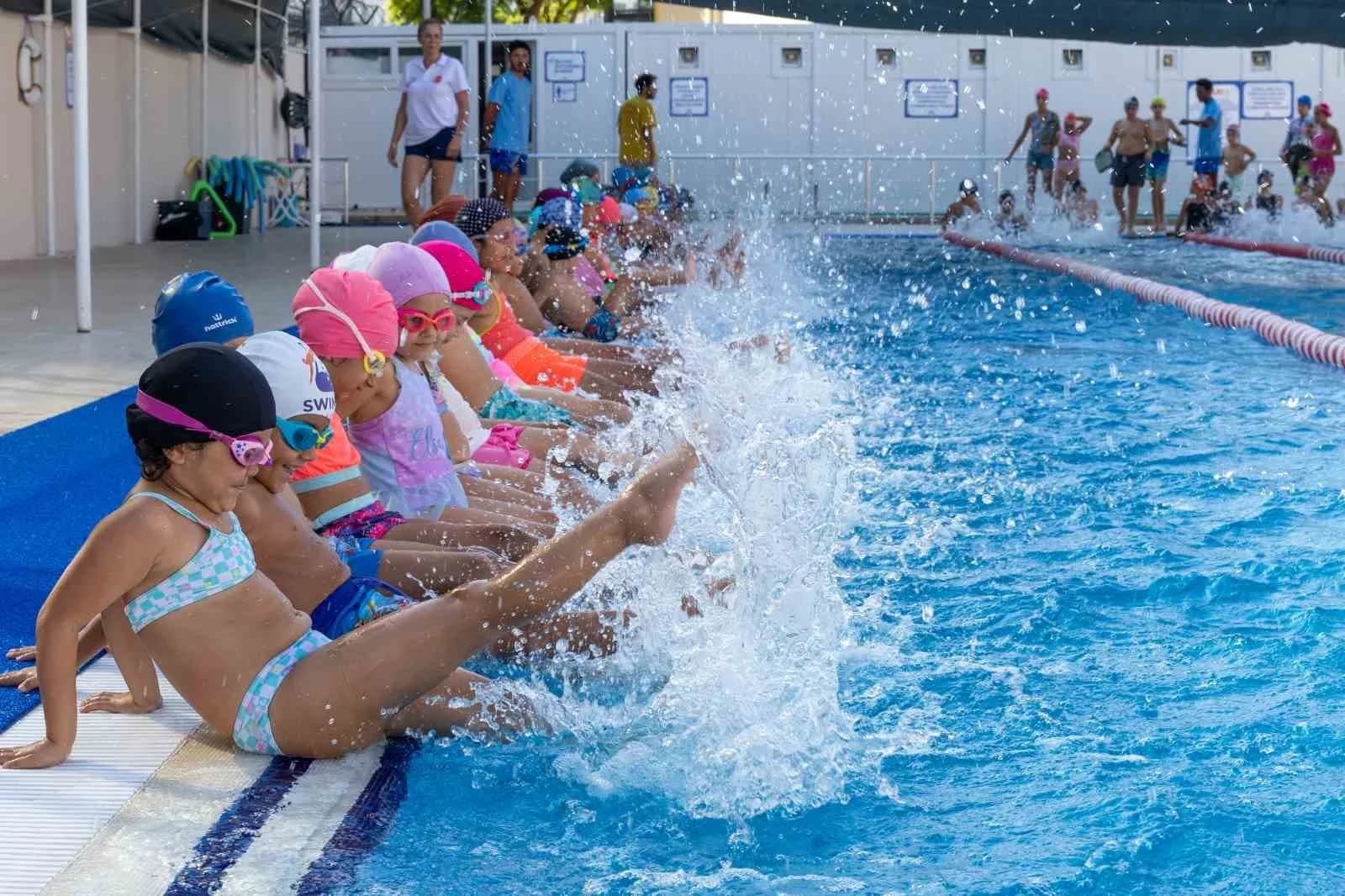 MERSİN’DE 15 HAZİRAN’DA BAŞLAYAN YÜZME KURSLARINDA 5. DÖNEM TAMAMLANDI. KURSLARDA BUGÜNE KADAR BİN 170 ÖĞRENCİ İLE 160 YETİŞKİN KADINA YÜZME EĞİTİMİ VERİLDİ.