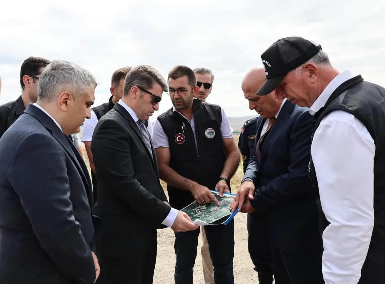 AMASYA’NN MERZİFON İLÇESİNE BAĞLI ÇAYIRÖZÜ VE UZUNYAZI KÖYLERİNDE 605 HEKTARLIK TARIM ARAZİSİ BASUNÇLI SULAMA SİSTEMİYLE SUYA KAVUŞUYOR. AMASYA İL ÖZEL İDARESİ TARAFINDAN ŞEHRİN TARIMSAL ÜRETİM GÜCÜNÜ ARTIRACAK ÖNEMLİ BİR YATIRIM PROJESİ DAHA HAYATA GEÇİRİLİYOR. 2026 YATIRIM BÜTÇESİ KAPSAMINDA MERZİFON İLÇESİNE BAĞLI ÇAYIRÖZÜ VE UZUNYAZI KÖYLERİNDE GÖLETTEN BASINÇLI SULAMA TESİSLERİNİN YAPIM ÇALIŞMALARI TÜM HIZIYLA SÜRDÜRÜLÜYOR. AMASYA VALİSİ ÖNDER BAKAN, MERZİFON KAYMAKAMI AHMET KARAASLAN, AMASYA İL ÖZEL İDARESİ GENEL SEKRETERİ ERDİN ACAR, PROJE KAPSAMINDA SÜRDÜRÜLEN ÇALIŞMALARI YERİNDE İNCELEYEREK YETİLİLERDEN BİLGİ ALDI.