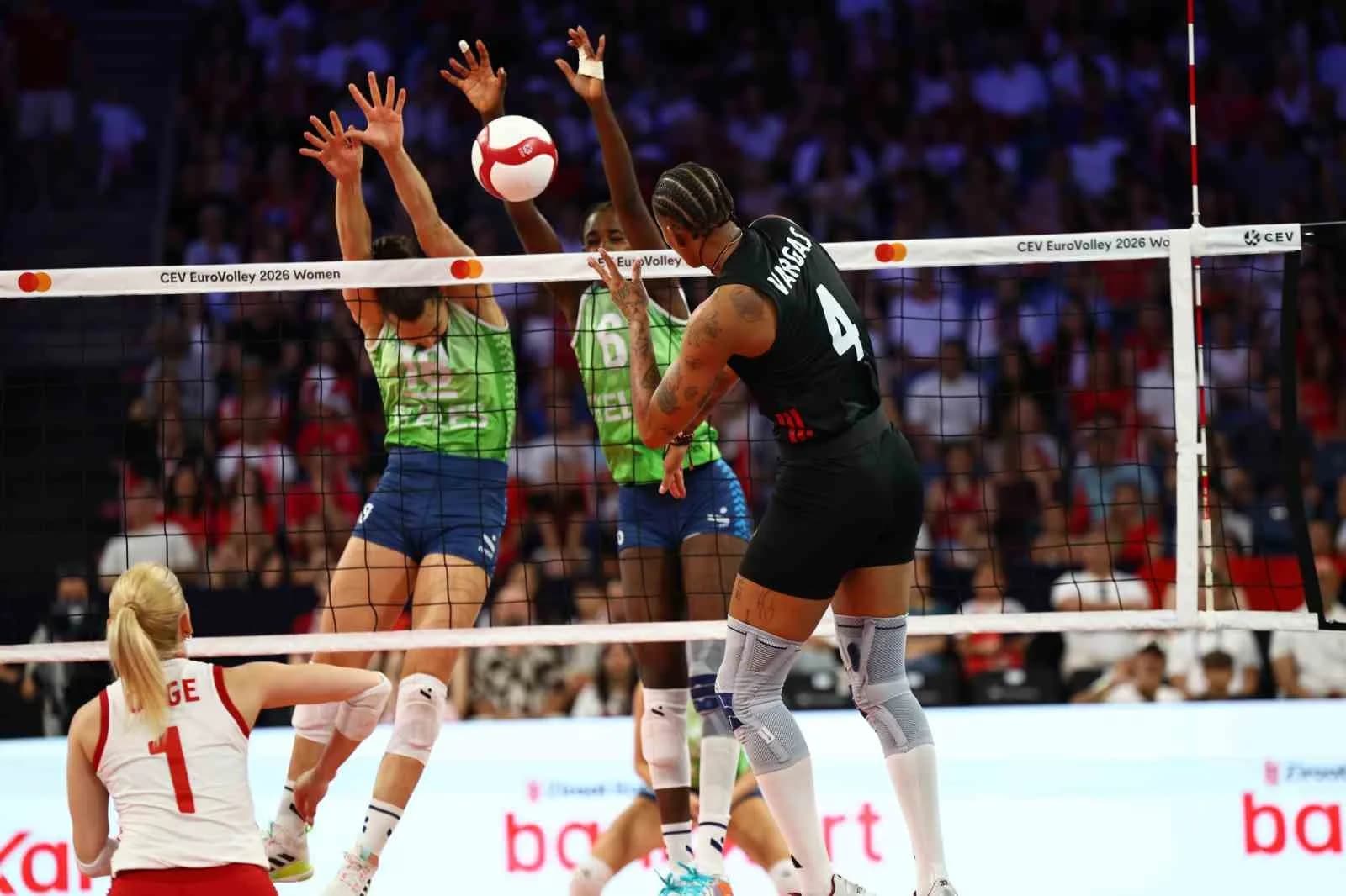A MİLLİ KADIN VOLEYBOL TAKIMI, 2026 CEV AVRUPA VOLEYBOL ŞAMPİYONASI A GRUBU İKİNCİ MAÇINDA SLOVENYA'YI 3-1 MAĞLUP ETTİ. MİLLİLER, YARIN MACARİSTAN İLE KARŞILAŞACAK.