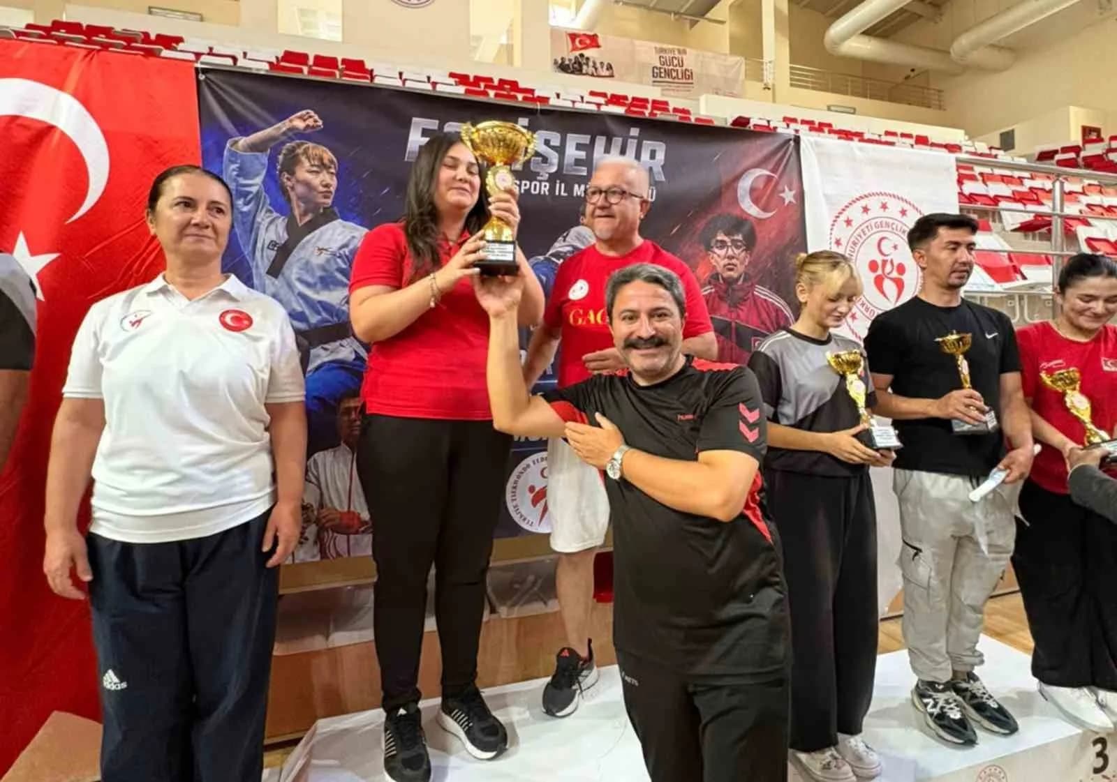 ESKİŞEHİR'DE DÜZENLENEN NADİR ÖZSOY 2. İLLER ARASI TAEKWONDO POOMSAE MÜSABAKASI HEYECANI, GERÇEKLEŞTİRİLEN FİNAL MÜSABAKALARI VE ÖDÜL TÖRENİYLE TAMAMLANDI.