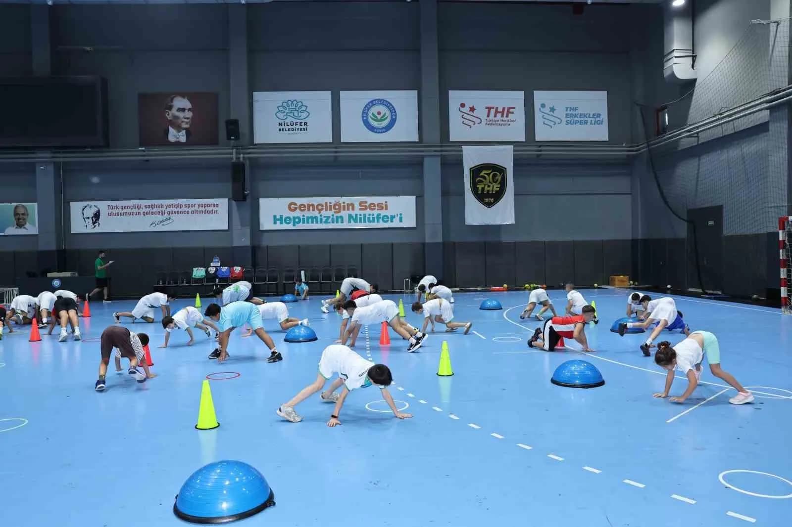 NİLÜFER BELEDİYESPOR VE TÜRKİYE HENTBOL FEDERASYONU İŞ BİRLİĞİYLE HAYATA GEÇİRİLEN HENTBOL AKADEMİSİ, 7-13 YAŞ ARALIĞINDAKİ ÇOCUKLARA KAPILARINI AÇTI. PROJE KAPSAMINDA SPORCULAR, ALANINDA UZMAN ANTRENÖRLER EŞLİĞİNDE HENTBOL EĞİTİMİ ALIYOR.