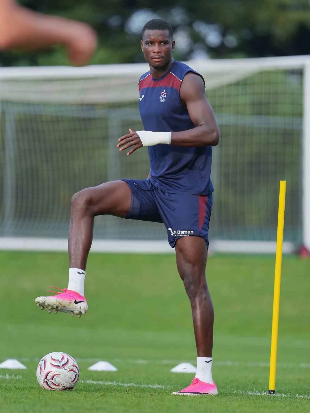 TRABZONSPOR’UN NİJERYALI GOLCÜSÜ PAUL ONUACHU, BORDO-MAVİLİ FORMA ALTINDA SEZON BAŞLANGIÇLARINDA ORTAYA KOYDUĞU GOLCÜ KİMLİĞİNİ BU SEZONUN İLK MAÇINA TAŞIYAMADI. HAZIRLIK KARŞILAŞMALARI VE SÜPER LİG’İN İLK HAFTASINDA GOL SEVİNCİ YAŞAYAMAYAN DENEYİMLİ FORVET, GÖZÜNÜ FERENCVAROS MAÇINA ÇEVİRDİ.