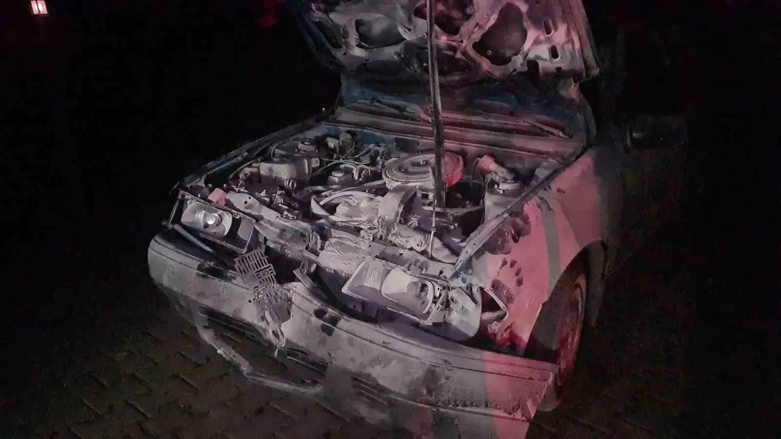 ZONGULDAK'IN ÇAYCUMA İLÇESİNDE BİR SÜRÜCÜ KARA YOLUNA ÇIKAN 3 MANDAYA ÇARPTI. HURDAYA DÖNEN ARAÇTA BULUNAN İKİ KİŞİ YARALANDI. YARALILARA İLK MÜDAHALEYİ KARAPINAR JANDARMA KARAKOLU EKİPLERİ YAPTI.