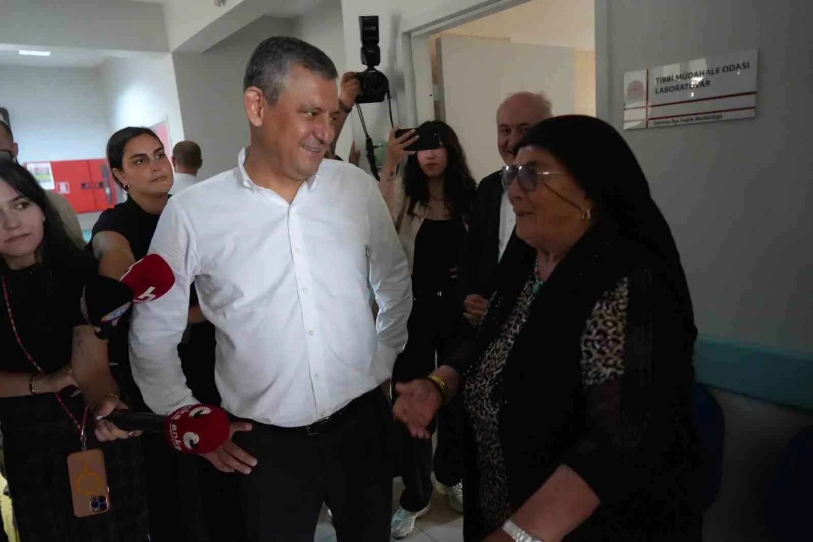 YENİ PARTİ LİDERİ ÖZGÜR ÖZEL İLE BİR VATANDAŞ ARASINDAKİ DİYALOG TEBESSÜM ETTİRDİ. VATANDAŞIN "KILIÇDAROĞLU BABA NE OLDU?" SORUSUNA GÜLEREK YANIT VEREN ÖZEL, "KAFASINA GÖRE BİZİM BİNADA OTURUYOR" DEDİ.