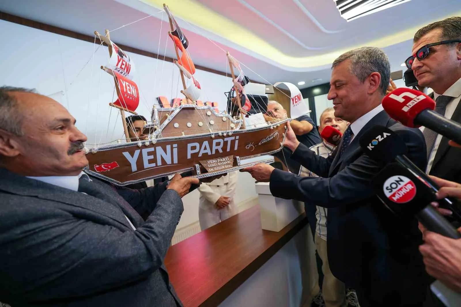 YENİ PARTİ GENEL BAŞKANI ÖZGÜR ÖZEL, ANKARA ÇANKAYA'DA BULUNAN YENİ PARTİ GENEL MERKEZİ'NDE GERÇEKLEŞTİRİLEN FİDAN DİKME TÖRENİNE KATILDI.