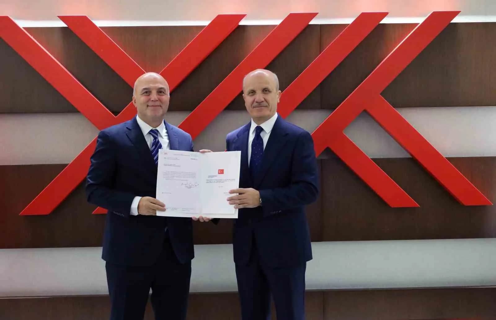 ZONGULDAK BÜLENT ECEVİT ÜNİVERSİTESİ (BEUN) REKTÖRLÜĞÜNE ATANAN PROF. DR. AHMET ULUSOY, YÜKSEKÖĞRETİM KURULU (YÖK) BAŞKANLIĞINDA DÜZENLENEN TÖRENLE REKTÖRLÜK MAZBATASINI YÖK BAŞKANI PROF. DR. EROL ÖZVAR’IN ELİNDEN TESLİM ALDI.