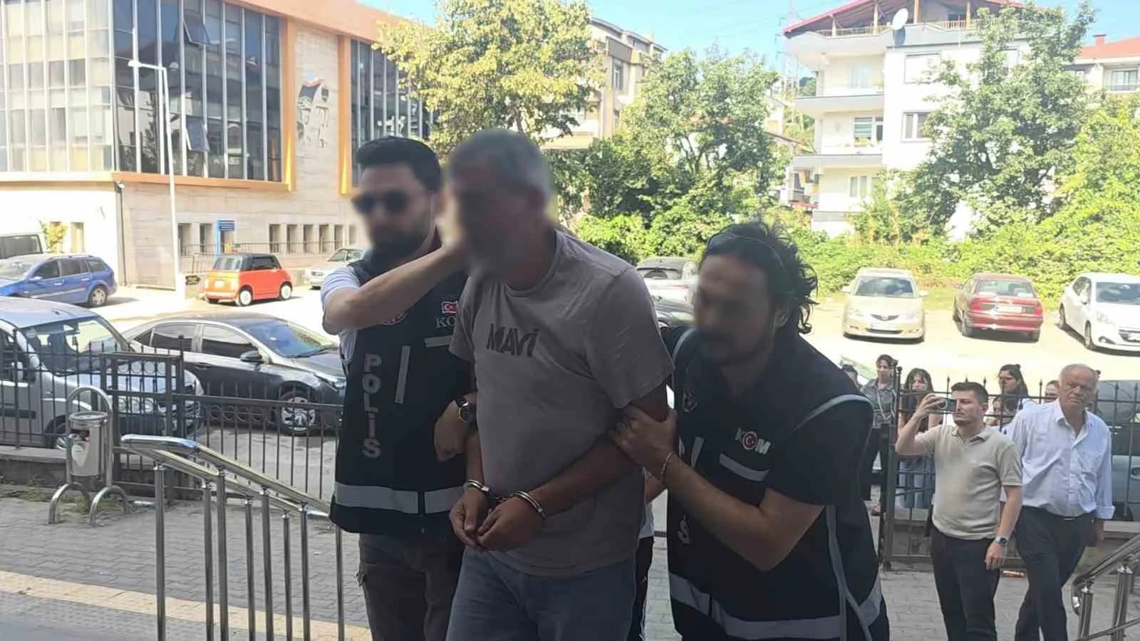 ZONGULDAK'IN KARADENİZ EREĞLİ İLÇESİNDE PİYASAYA SAHTE ALTIN SÜRMEYE ÇALIŞTIĞI İDDİA EDİLEN 2 KİŞİ, AYNI KUYUMCUNUN DİKKATİ SAYESİNDE YAKALANDI.