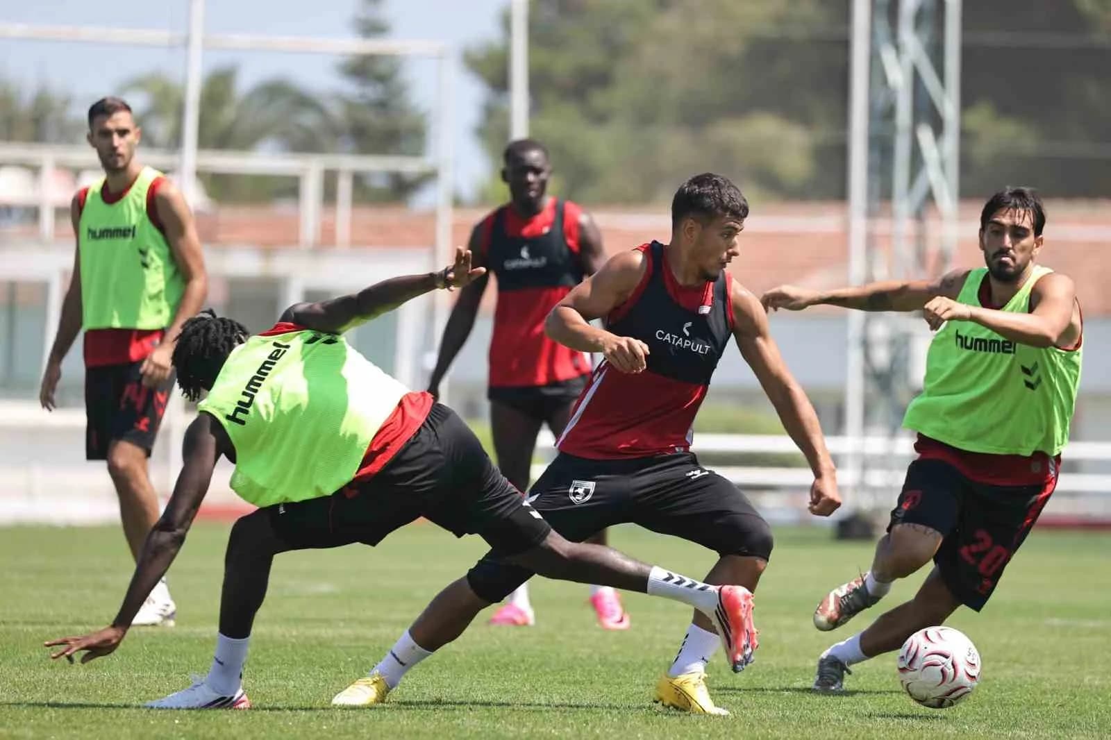 SÜPER LİG EKİPLERİNDEN SAMSUNSPOR, LİGİN İKİNCİ HAFTASINDA OYANACAĞI ÇAYKUR RİZESPOR MÜCADELESİNE TEKNİK DİREKTÖR THORSTEN FİNK YÖNETİMİNDE GERÇEKLEŞTİRDİĞİ ANTRENMANLA SÜRDÜRDÜ.