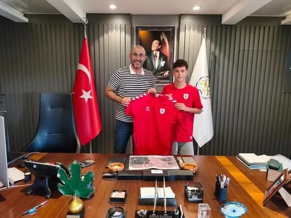 SAMSUNSPOR'A TRANSFER OLAN GENÇ FUTBOLCU KUZEY, GERMENCİK BELEDİYE BAŞKANI BURAK ZENCİRCİ'Yİ ZİYARET ETTİ. KUZEY'İN TRANSFER SONRASI ATTIĞI İLK İMZASINI FORMA ÜZERİNE ATARAK BAŞKAN ZENCİRCİ'YE HEDİYE ETMESİ İSE ZİYARETE AYRI BİR ANLAM KATTI.