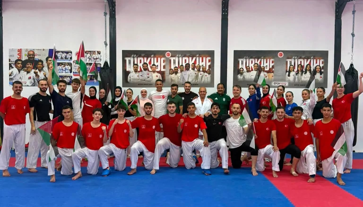 ULUSLARARASI TURKİSH OPEN KARATE TURNUVASI ÖNCESİNDE TÜRKİYE A MİLLİ KARATE TAKIMI, FİLİSTİN KARATE MİLLİ TAKIMI VE SUUDİ ARABİSTAN KARATE MİLLİ TAKIMI ORTAK ANTRENMANDA BİR ARAYA GELDİ.