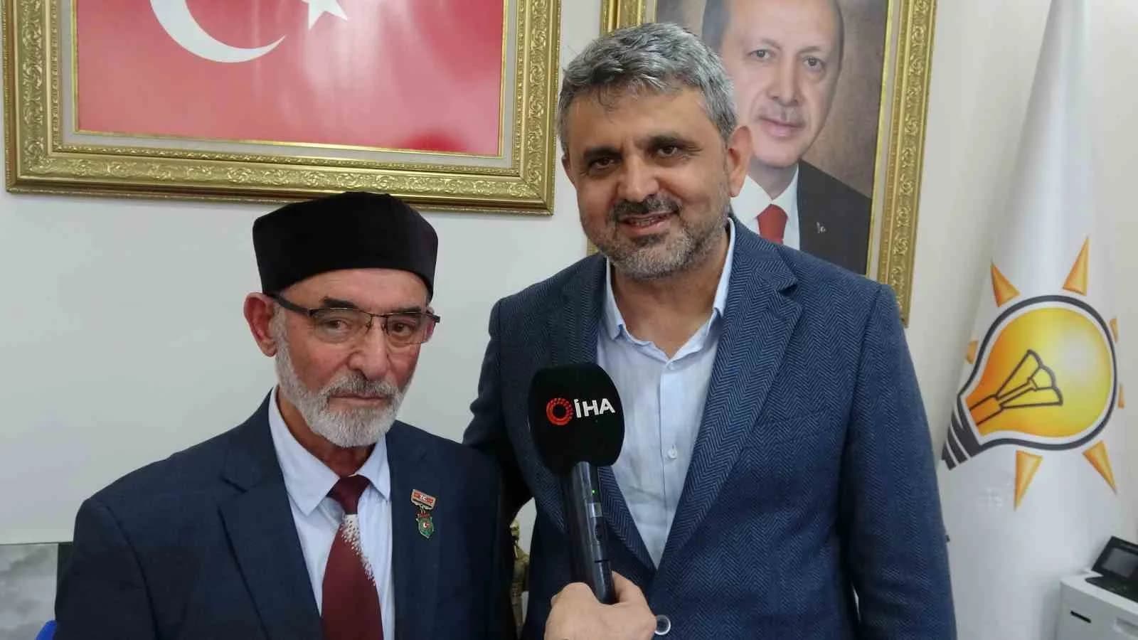 KARAKAYA, ŞİİRİNİ ERDOĞAN’A OKURKEN YAŞADIĞI MUTLULUĞU ANLATIRKEN, AK PARTİ PENDİK İLÇE BAŞKANI ÖZER SARIKAYA İSE KARAKAYA’NIN BU İSTEĞİNİN TEŞKİLATIN GİRİŞİMLERİYLE CUMHURBAŞKANI ERDOĞAN’A ULAŞTIRILDIĞINI İFADE ETTİ.