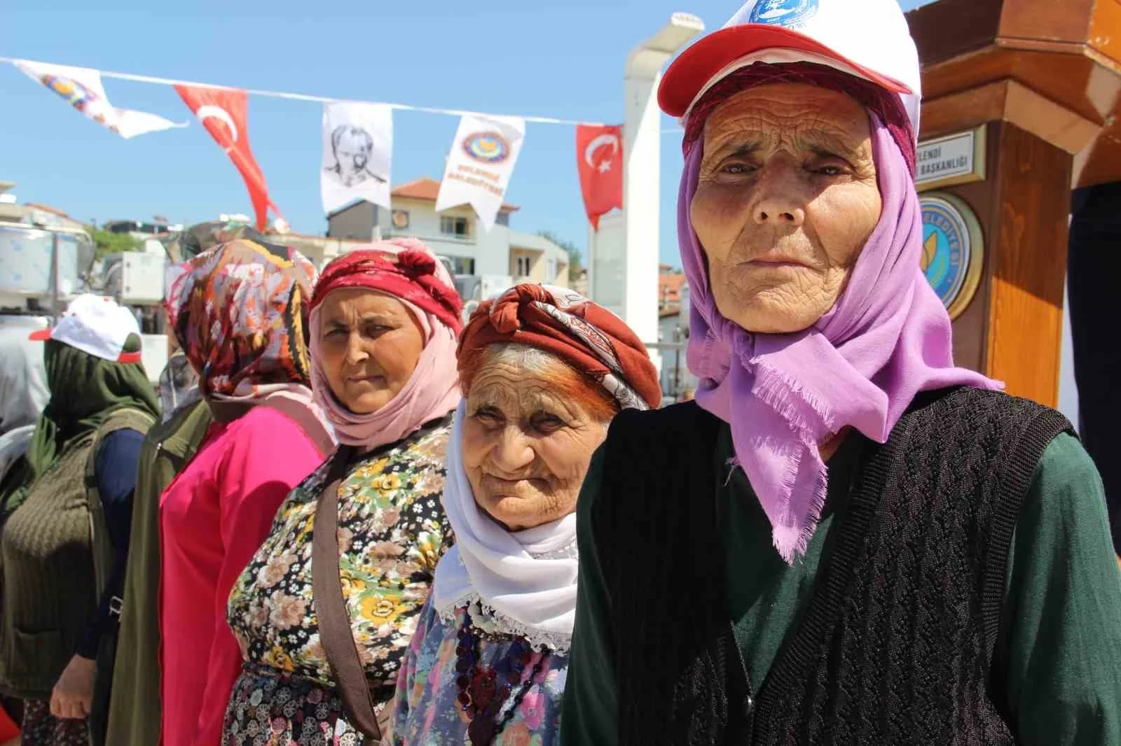 MANİSA’NIN SELENDİ İLÇESİNDE, SANAYİ VE TEKNOLOJİ BAKANLIĞI TARAFINDAN ZAFER KALKINMA AJANSI ARACILIĞIYLA DESTEKLENEN "BEYAZ GÜÇ: SELENDİ’NİN SÜT YOLU" PROJESİ KAPSAMINDA 113 KADIN ÜRETİCİYE SÜT SOĞUTMA TANKI DESTEĞİ SAĞLANDI. PROJEYLE SÜT ÜRETİMİNDE SOĞUK ZİNCİRİN GÜÇLENDİRİLMESİ VE ÜRETİCİLERİN ELDE ETTİĞİ ÜRÜNÜN DEĞERİNİN ARTIRILMASI HEDEFLENİYOR.