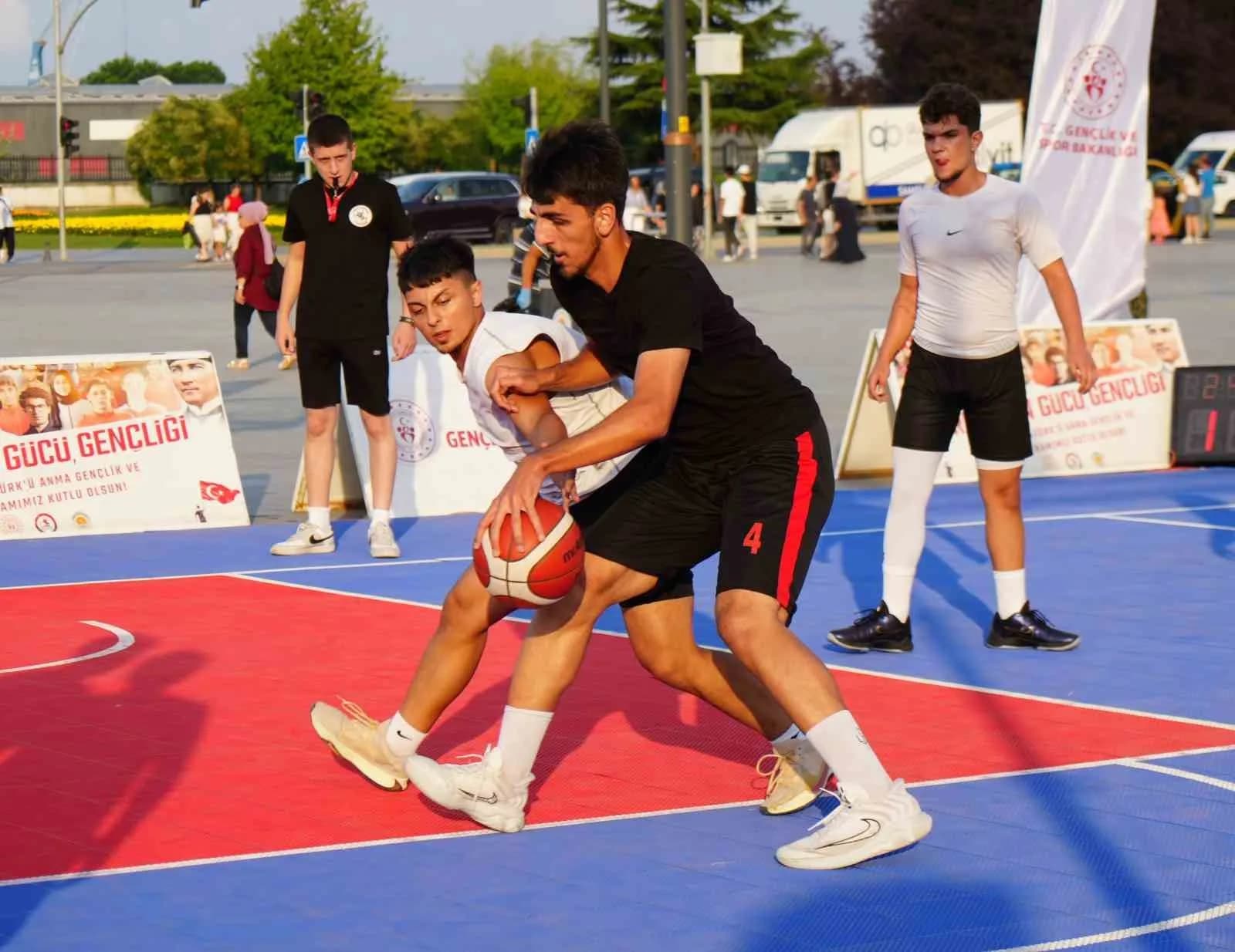 SAMSUN’DA GENÇLİK VE SPOR FESTİVALİ KAPSAMINDA DÜZENLENEN 3X3 BASKETBOL TURNUVASI’NDA TAKIMLARIN MÜCADELESİ NEFES KESTİ.