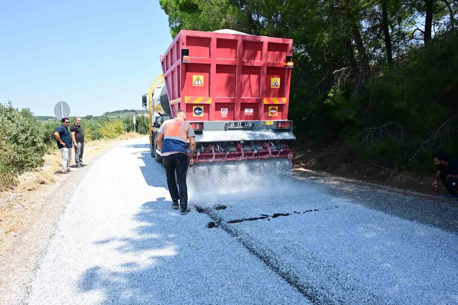 MANİSA BÜYÜKŞEHİR BELEDİYESİ, İL GENELİNDEKİ ASFALT ÇALIŞMALARINI ARALIKSIZ SÜRDÜRÜYOR. SOMA İLÇESİNDE YÜRÜTÜLEN ÇALIŞMALAR KAPSAMINDA, 8 KİLOMETRELİK YOLUN İKİNCİ KAT SATHİ KAPLAMA ÇALIŞMASI DEVAM EDİYOR.