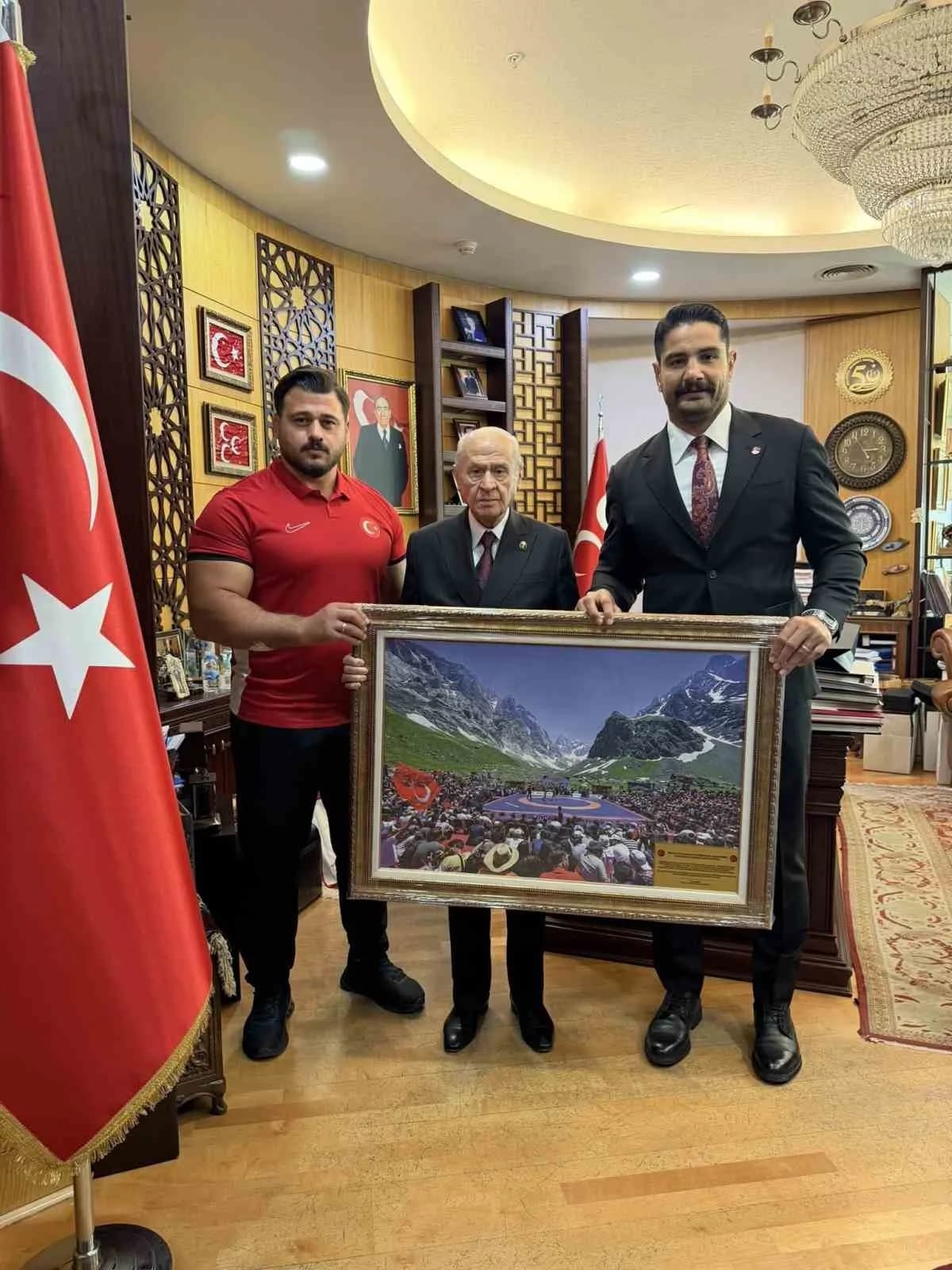 TÜRKİYE GÜREŞ FEDERASYONU BAŞKANI TAHA AKGÜL VE RIZA KAYAALP, MİLLİYETÇİ HAREKET PARTİSİ GENEL BAŞKANI DEVLET BAHÇELİ’Yİ ZİYARET ETTİ.