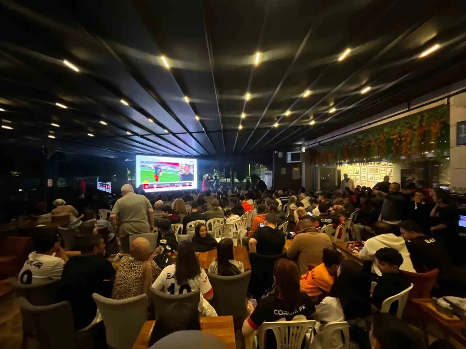 TARİHİNDE İLK KEZ TRENDYOL SÜPER LİG’E YÜKSELEN ÇORUM FK'NİN TARAFTARLARI, TAKIMLARININ GALATASARAY İLE KARŞILAŞTIĞI MAÇI BİR ARADA İZLEDİ.