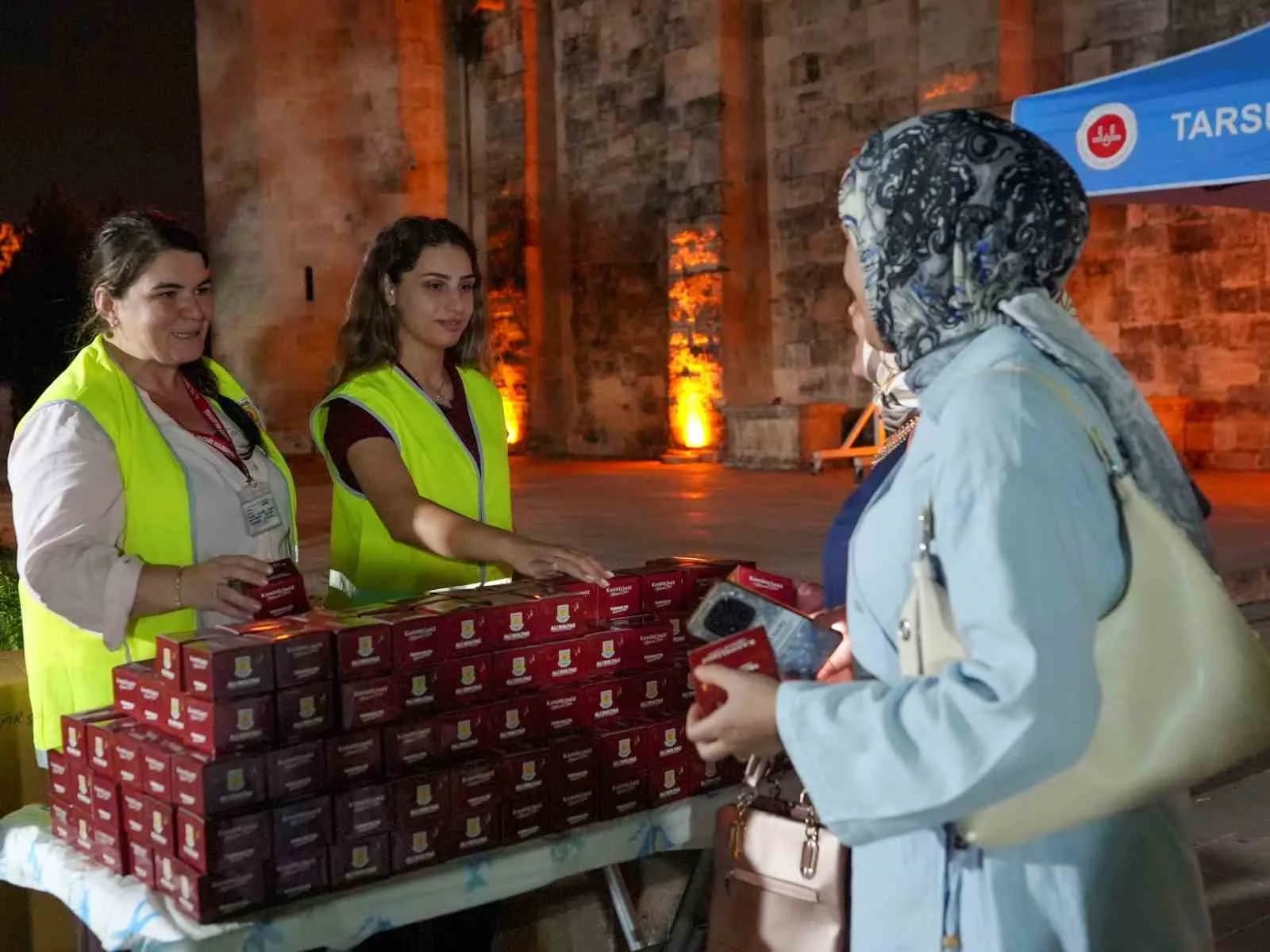 MERSİN’İN TARSUS İLÇESİNDE MEVLİD KANDİLİ DOLAYISIYLA 16 CAMİ VE ÇEVRESİNDE VATANDAŞLARA KANDİL SİMİDİ İKRAM EDİLDİ.