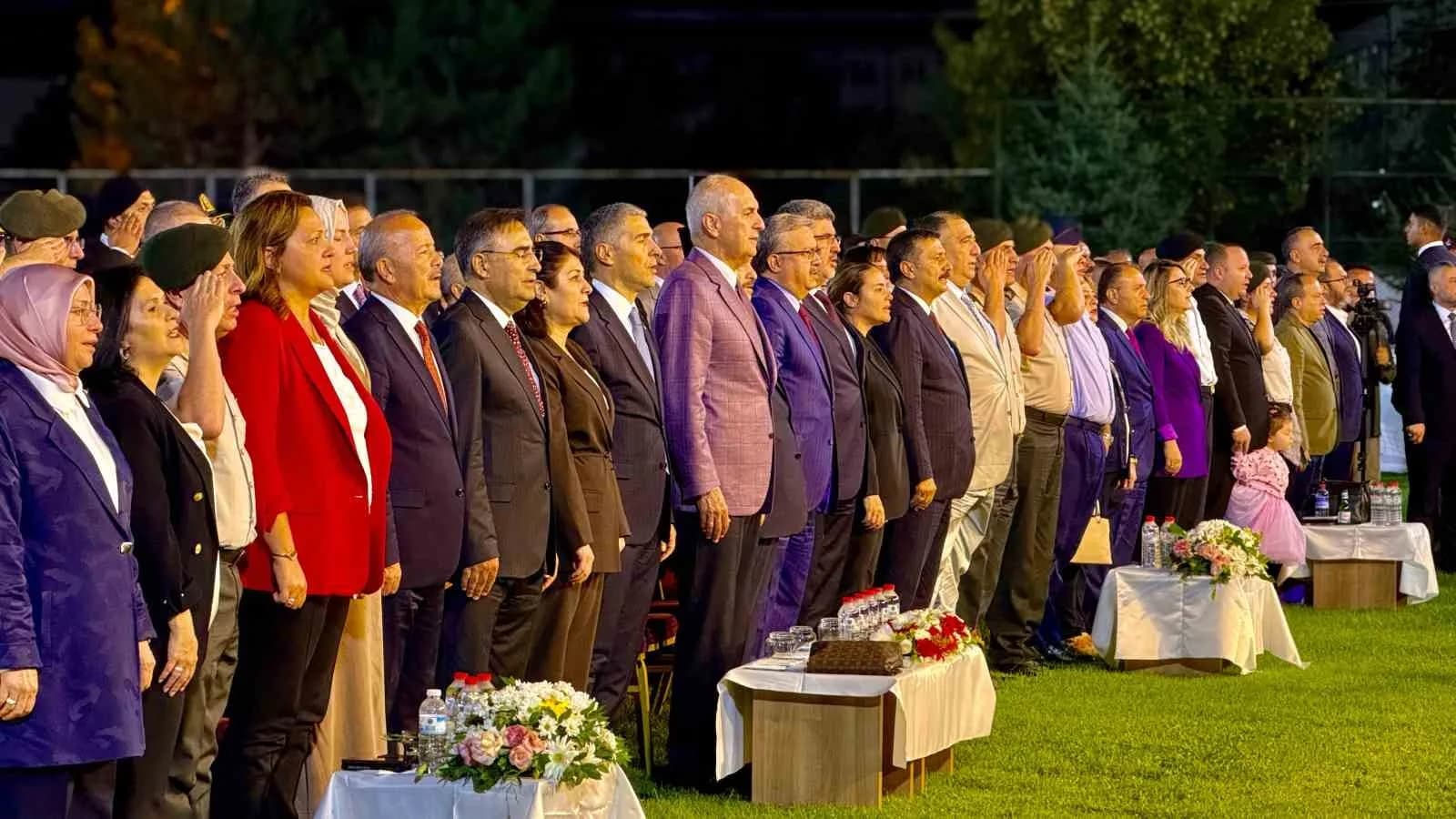 TBMM BAŞKANI PROF. DR. NUMAN KURTULMUŞ, TÜRKİYE CUMHURİYETİ'NİN BİRİNCİ ASRININ İLK 50 YILININ TERÖRE HEBA EDİLDİĞİNİ KAYDEDEREK, "BİNLERCE CANIMIZ ŞEHİT OLMUŞ, BİNLERCE İNSANIMIZ ÖLMÜŞ. 2,3 TRİLYON DOLAR BÜYÜK BİR KAYBA UĞRAMIŞSAK ARTIK ÖNÜMÜZDE YENİ BİR KAPI AÇILMIŞ, YENİ BİR YOLUN BAŞLANGICINDAYIZ. BU YOL KARDEŞLİK YOLUDUR. BU YOL BİRLİK VE BERABERLİK YOLUDUR" DEDİ.
