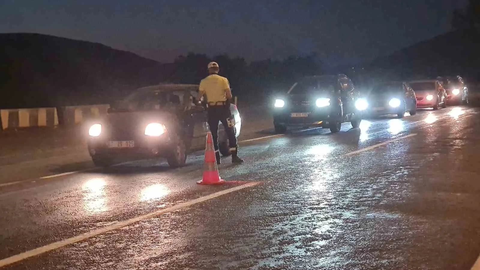 ZONGULDAK’IN ÇAYCUMA İLÇESİNDE TRAFİK EKİPLERİ, CAN VE MAL GÜVENLİĞİNİ KORUMAK AMACIYLA RUTİN DENETİMLERİNİ SÜRDÜRÜYOR.