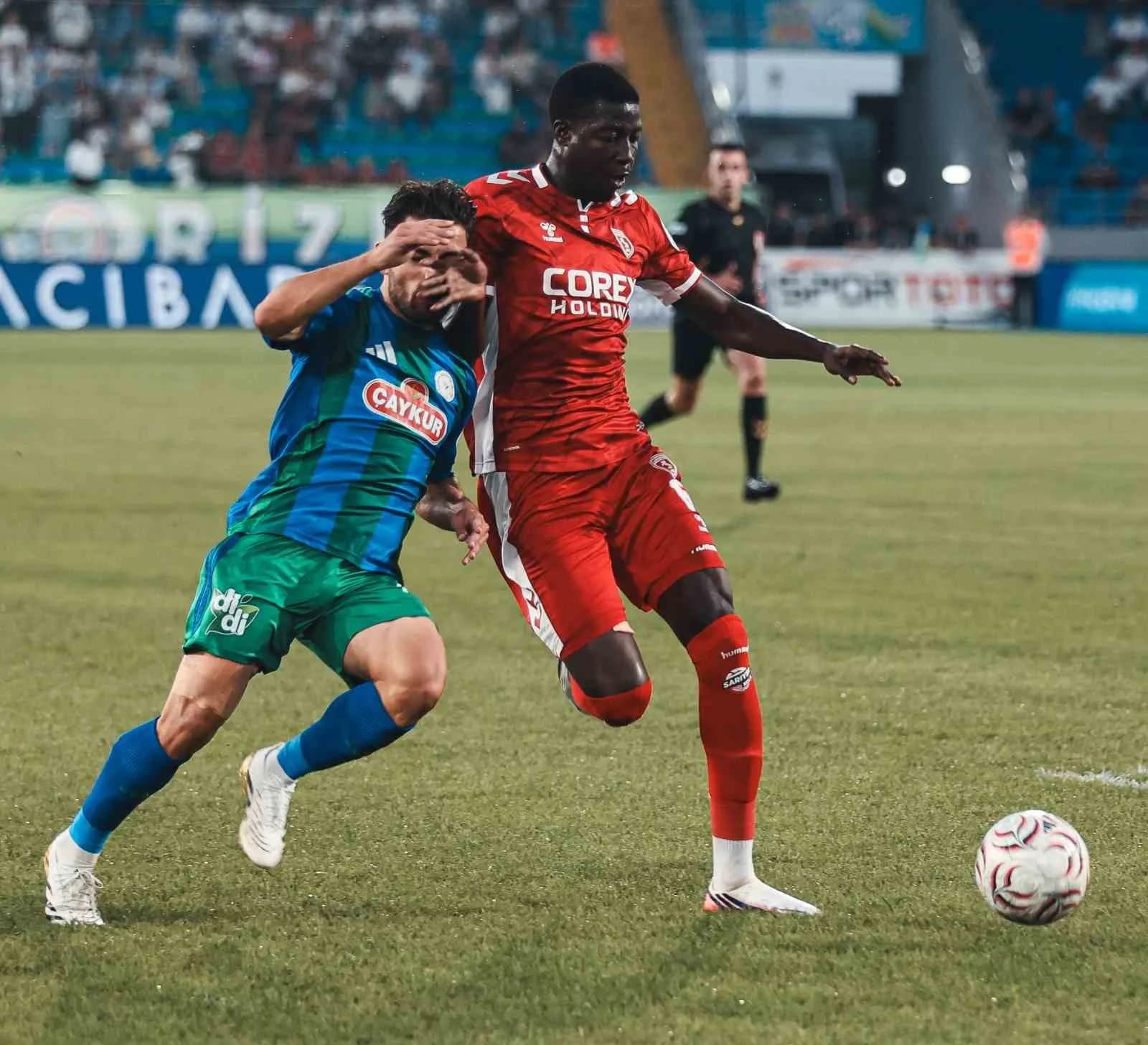 TRENDYOL SÜPER LİG’İN 2. HAFTASINDA ÇAYKUR RİZESPOR, SAMSUNSPOR’U AĞIRLIYOR. KARŞILAŞMANIN İLK YARISI KONUK EKİBİN 1-0’LIK ÜSTÜNLÜĞÜ İLE TAMAMLANDI.