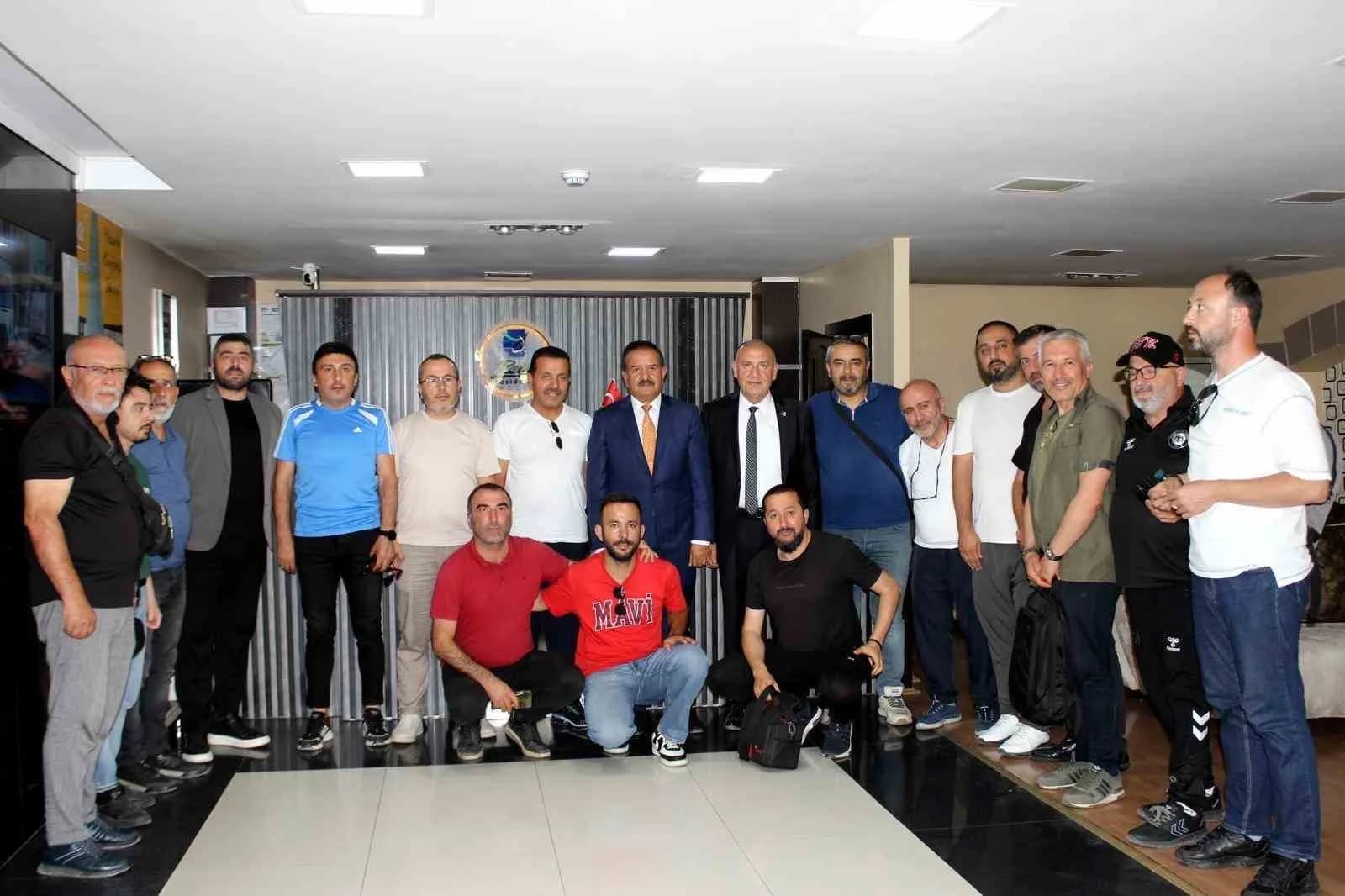 TÜRKİYE SPOR YAZARLARI DERNEĞİ (TSYD) GENEL MERKEZ ŞUBELER SORUMLUSU KEMAL ÇAĞLAYAN, ÇORUM’DA BİR DİZİ TEMAS VE TOPLANTI GERÇEKLEŞTİRDİ.