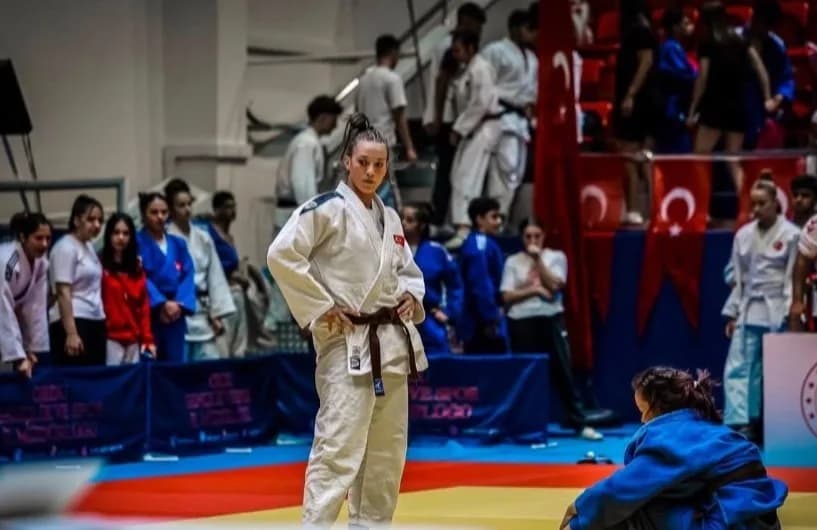 ORDU'DA DÜZENLENEN '1. ULUSLARARASI ORDU OKSİJEN JUDO TURNUVASI'NA ESKİŞEHİR'DEN KATILAN TUANA KAMBUR, KENDİ KATEGORİSİNDE 2'NCİ OLARAK GÜMÜŞ MADALYA KAZANDI.
