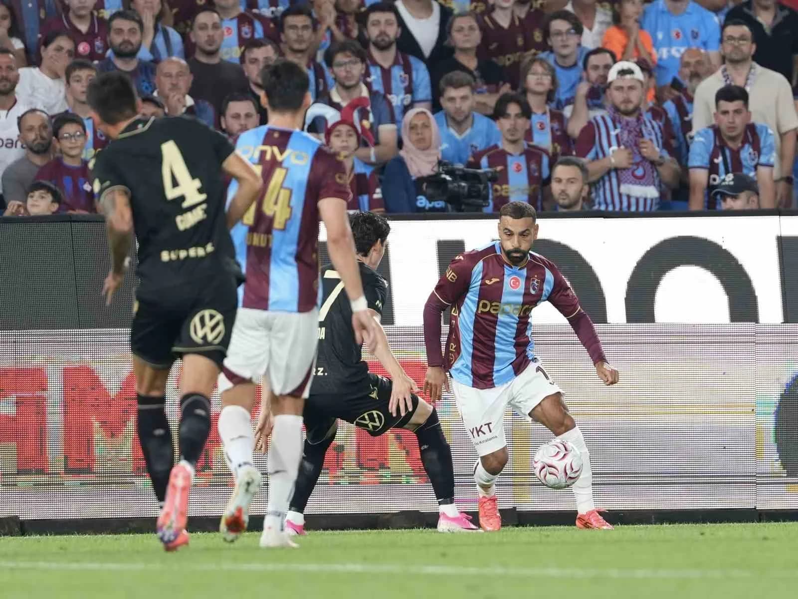MÜSABAKANIN İLK YARI KONUK TAKIMIN 1-0 ÜSTÜNLÜĞÜYLE TAMAMLANDI.