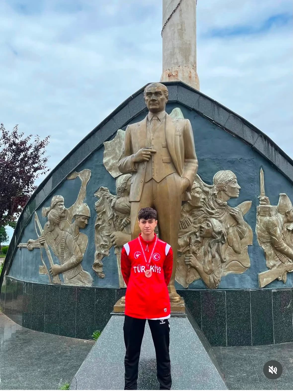 KDZ. EREĞLİ NURDAN VE AHMET ORHAN OĞUZ ORTAOKULU ÖĞRENCİSİ ÖMER YAĞIZ KARAKÜTÜK, 31 TEMMUZ-2 AĞUSTOS 2026 TARİHLERİ ARASINDA GÜRCİSTAN’IN BATUM KENTİNDE DÜZENLENEN ULUSLARARASI TEKVANDO ŞAMPİYONASINDA ÖNEMLİ BİR BAŞARIYA İMZA ATTI.