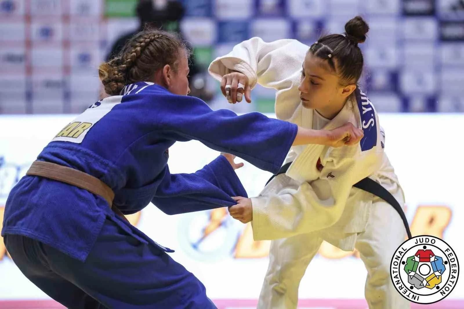 ÜMRANİYE BELEDİYESİ SPOR KULÜBÜ’NÜN MİLLİ GURURU SEMA NUR YÜKSEL, EKVADOR’DA DÜZENLENEN ÜMİTLER DÜNYA JUDO ŞAMPİYONASI’NDA GÜMÜŞ MADALYAYA UZANARAK DÜNYA İKİNCİSİ OLDU. RAKİPLERİNİ TEK TEK DEVİREREK FİNALE ADINI YAZDIRAN MİLLİ JUDOCU, AY-YILDIZLI BAYRAĞIMIZI DÜNYA PODYUMUNDA GURURLA DALGALANDIRDI.